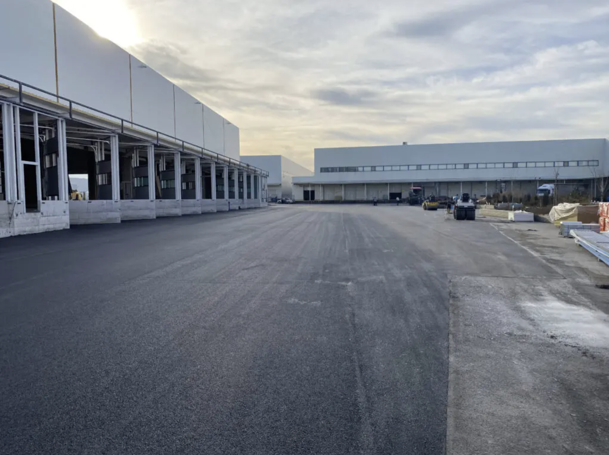 Executăm lucrări de asfaltare rapid și eficient, cu cele mai competitive prețuri și cu respectarea termenelor de execuție. Oferim soluții complete, de la evaluarea suprafeței și pregătirea terenului, până la turnarea asfaltului și finisajele finale, 