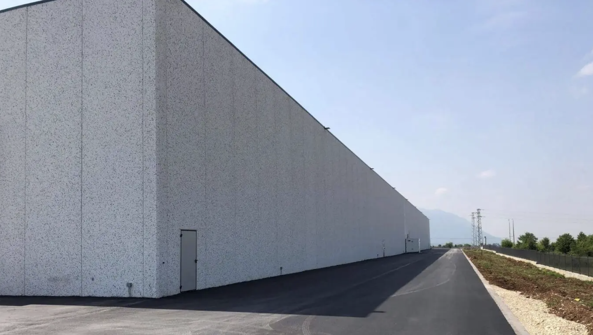 Executăm lucrări de asfaltare rapid și eficient, cu cele mai competitive prețuri și cu respectarea termenelor de execuție. Oferim soluții complete, de la evaluarea suprafeței și pregătirea terenului, până la turnarea asfaltului și finisajele finale, 