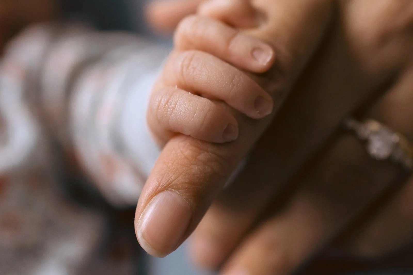 Nahaufnahme einer Hand, die einen Finger berührt.