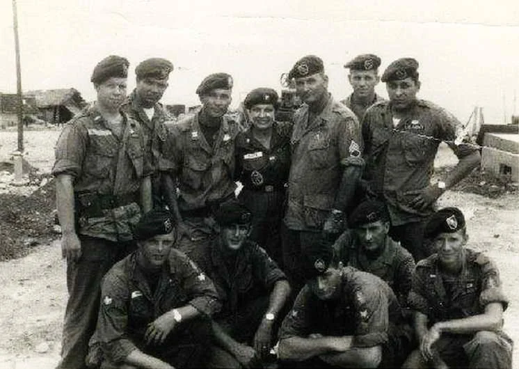 martha ray and sf troops- south vietnam 1968_03.jpg