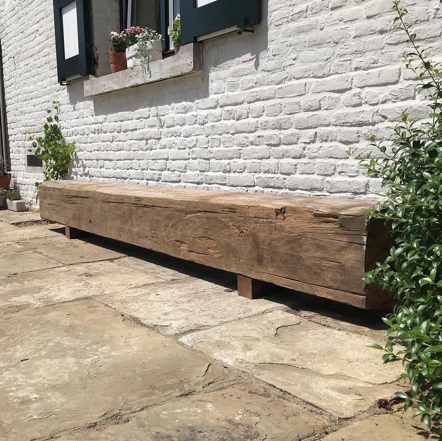 Een favoriet plekje in de zon #meerpaal #tuinbank #tuinmeubelen #massiefhout #hout #karakter #landelijkwonen #tuininspiratie #tuin #zomer #buitenleven #garden #outside #outsideliving #wood @depot51.be