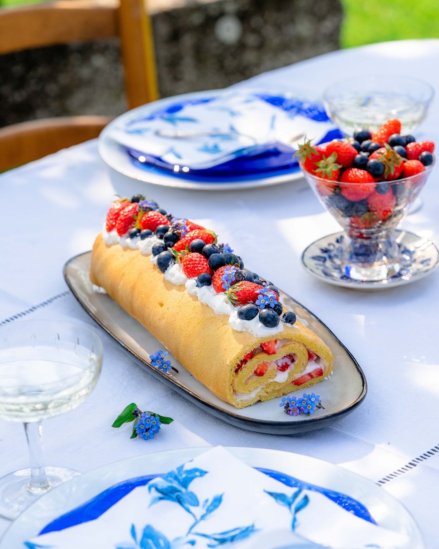 Happy 1st of May ✨ Norwegian national day is getting closer so be ready to see some red, white &amp; blue colors on your feed these coming weeks 🤩🇳🇴

I made this Swiss Roll with my mum last year, we love baking together 👩🏻&zwj;🍳 I have eaten th