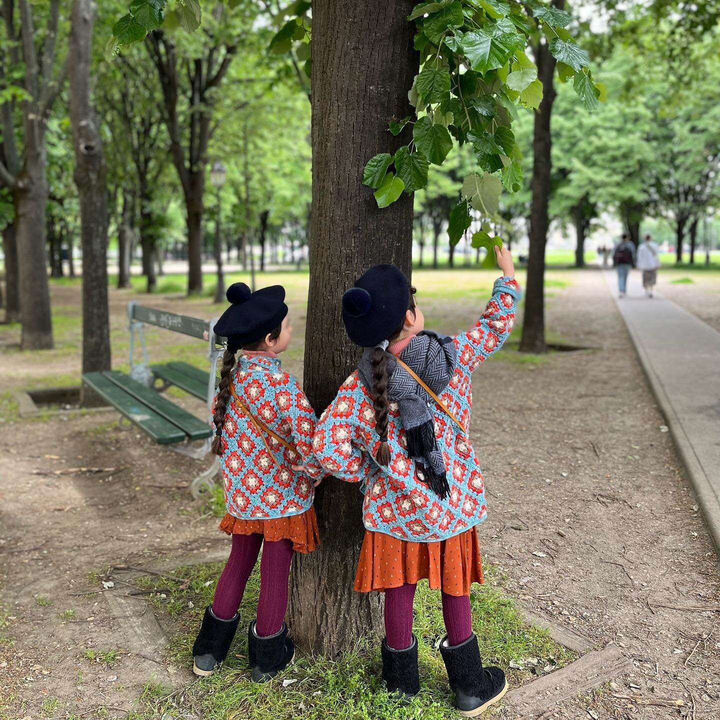 Painting in Jardin des Tuileries, window shopping on Rue Grenelle, live violin music while walking to the Mus&eacute;e d'Orsay, and a delicious picnic at one of our favorite parks 🎨 🧺 🎻 

#art #travelnowkids #violin #theadventuresofchiaraserafinaa