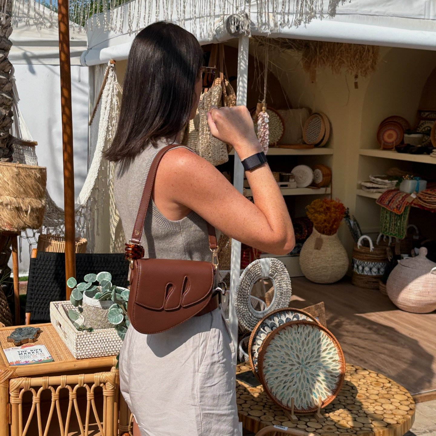 Sustainable shopping - while holding my sustainable handbag, while being a passenger princess in my sustainable car 🤎🤍

I love this as my day time bag for my neutral outfits 🤎

The gorgeous PEBBLE from @theveganologie