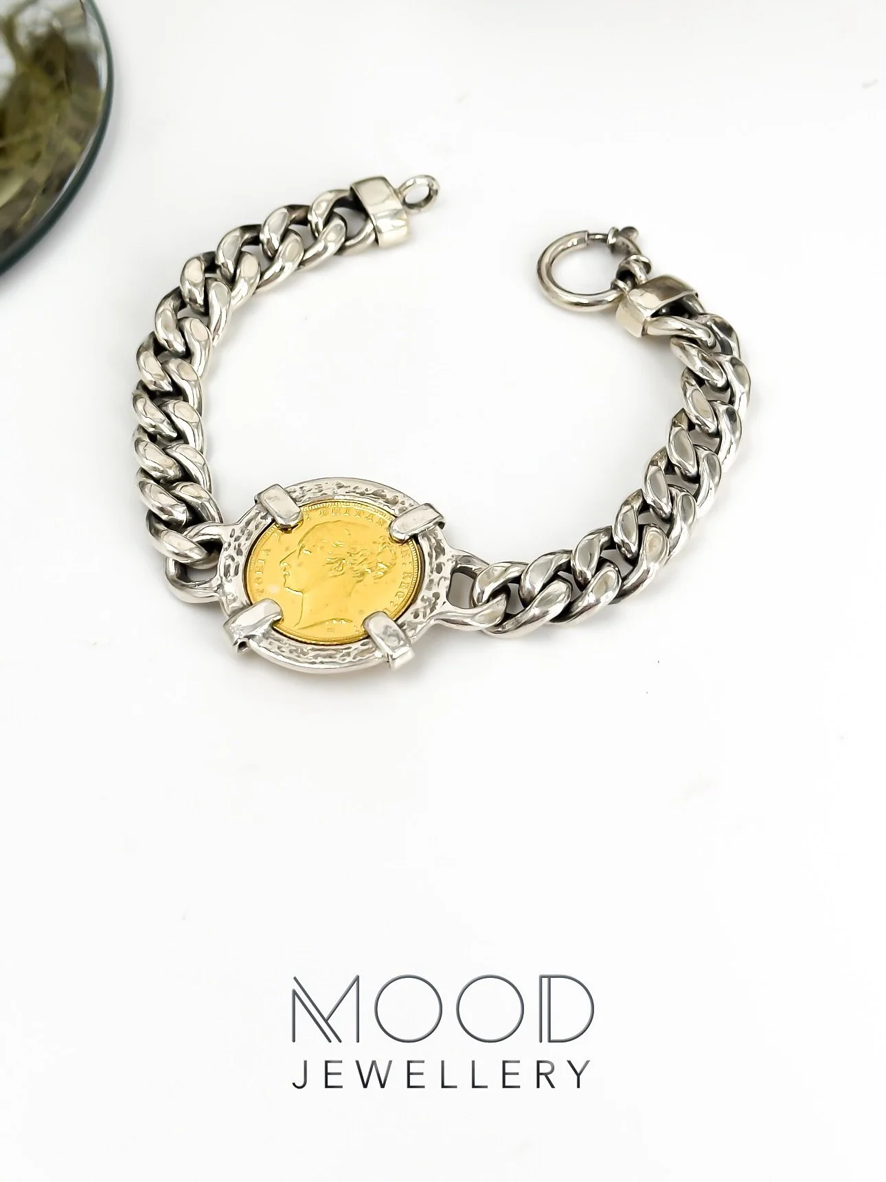 As libras antigas podem ter vida para al&eacute;m das gavetas! 😅
Esta pulseira em prata tem uma cercadura que permite colocar a tua libra antiga sem estragar. E assim podes us&aacute;-la no dia a dia! 🫶🏻✨
&hellip;
Nota: tamb&eacute;m dispon&iacute