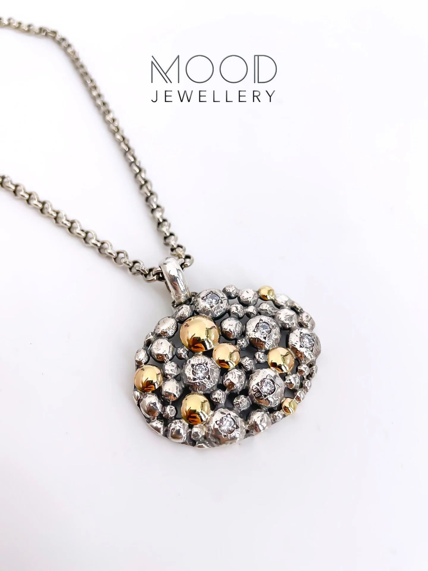 Medalha em prata e ouro com alguns pontos de luz&hellip;
Imposs&iacute;vel n&atilde;o gostar! Aquele b&aacute;sico que fica bem@com todos os looks ✨
&hellip;
🛒 www.moodjewellerystore.com 🛍️
&hellip;
📧 info.moodstore@gmail.com
Ou 👉🏻 mensagem priv