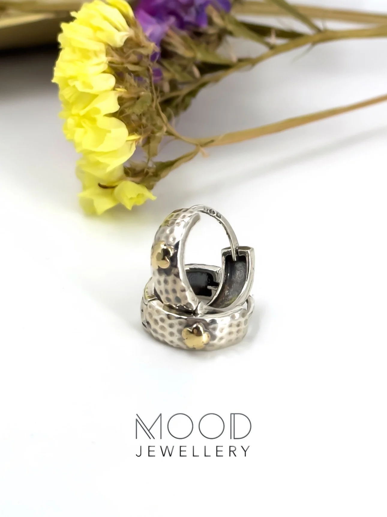Simples e elegantes. As mini-argolinhas mais vendidas@este ano! 😉 um b&aacute;sico para qualquer outfit! ✨
&hellip;
🛒 www.moodjewellerystore.com 🛍️
&hellip;
📧 info.moodstore@gmail.com
Ou 👉🏻 mensagem privada
...
Ponto de recolha no Porto:
@guerr