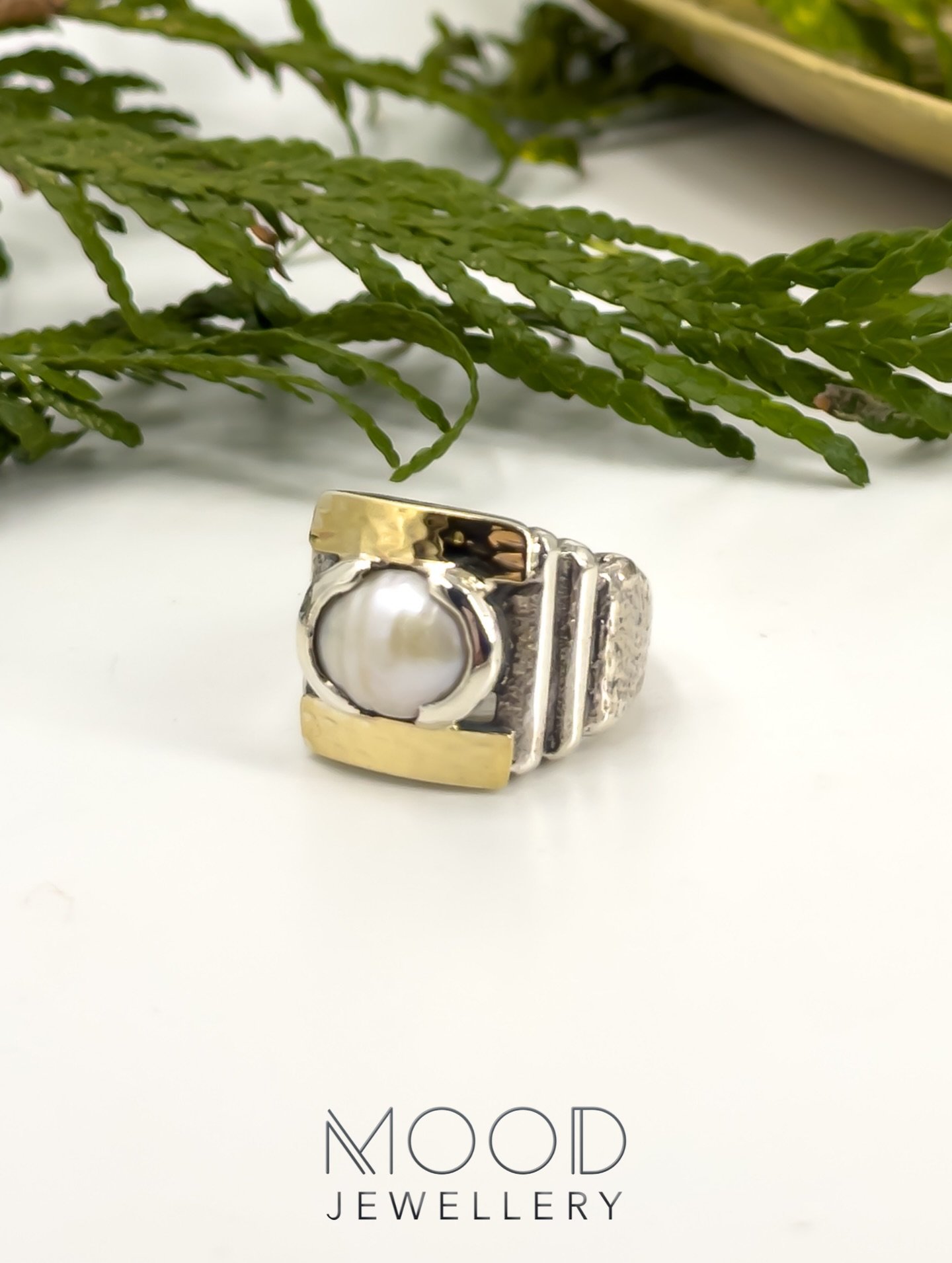 Com p&eacute;rolas nunca me comprometo! 🫣😉
P&eacute;rolas 🤍 o eterno cl&aacute;ssico 🫶🏻
&hellip;
🛒 www.moodjewellerystore.com 🛍️
&hellip;
📧 info.moodstore@gmail.com
Ou 👉🏻 mensagem privada
...
Ponto de recolha no Porto:
@guerreiros.joias
&he