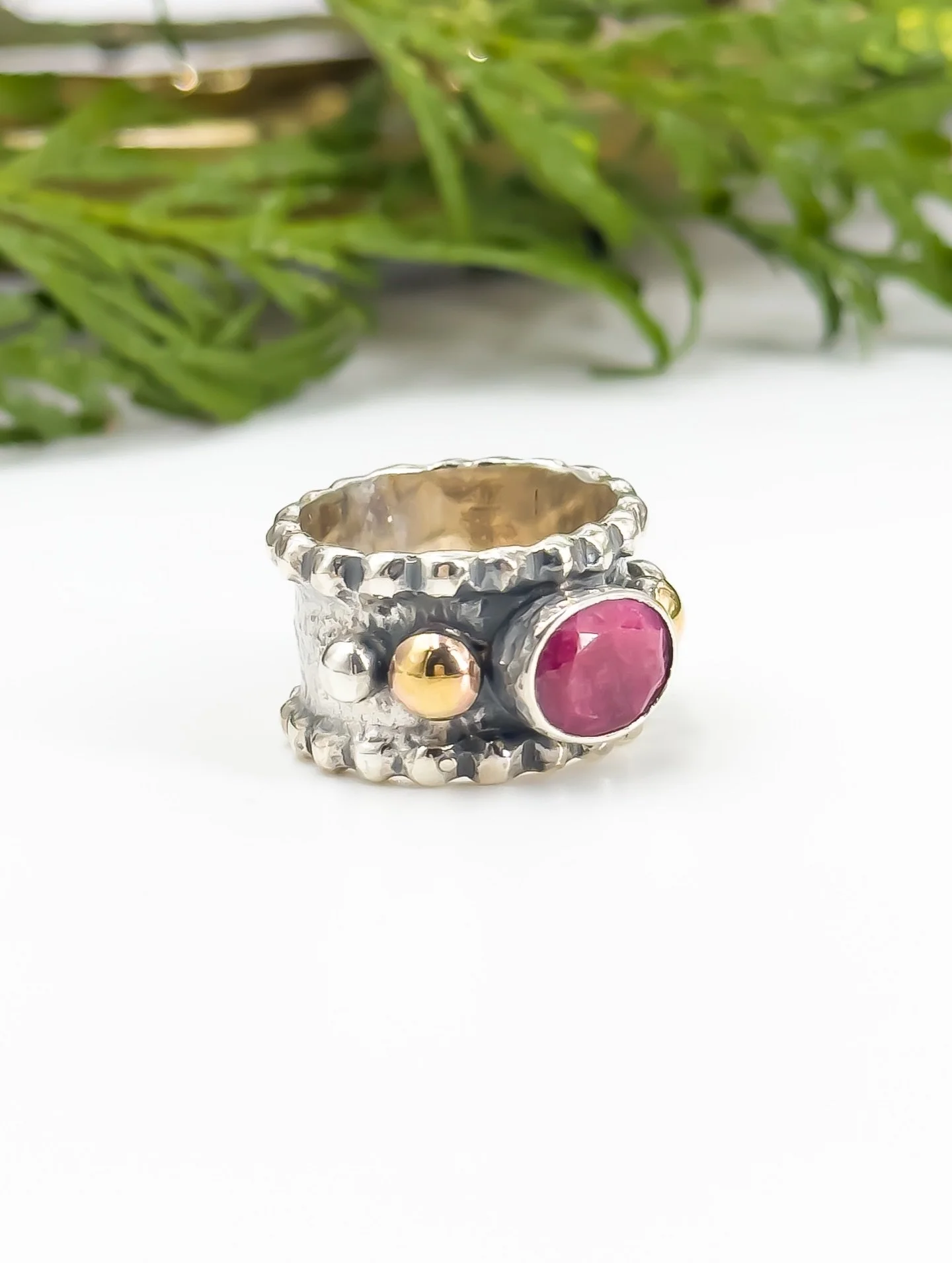 Anel em prata, ouro e raiz de rubi 🩷
&hellip;
🛒 www.moodjewellerystore.com 🛍️
&hellip;
📧 info.moodstore@gmail.com
Ou 👉🏻 mensagem privada
...
Ponto de recolha no Porto:
@guerreiros.joias
&hellip;
#moodjewellerystore #madeinportugal #silver#gold 