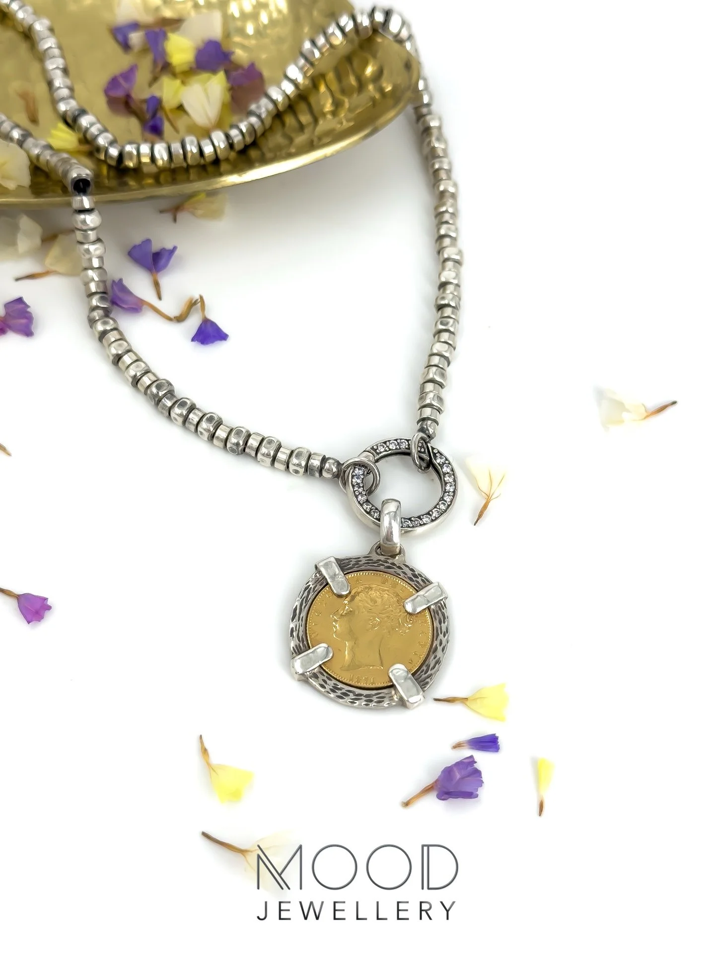 Um peda&ccedil;o de hist&oacute;ria&hellip;
Medalha com moeda de fam&iacute;lia ou com imita&ccedil;&atilde;o de libra, a escolha &eacute; tua! 🩷
&hellip;
🛒 www.moodjewellerystore.com 🛍️
&hellip;
📧 info.moodstore@gmail.com
Ou 👉🏻 mensagem privad