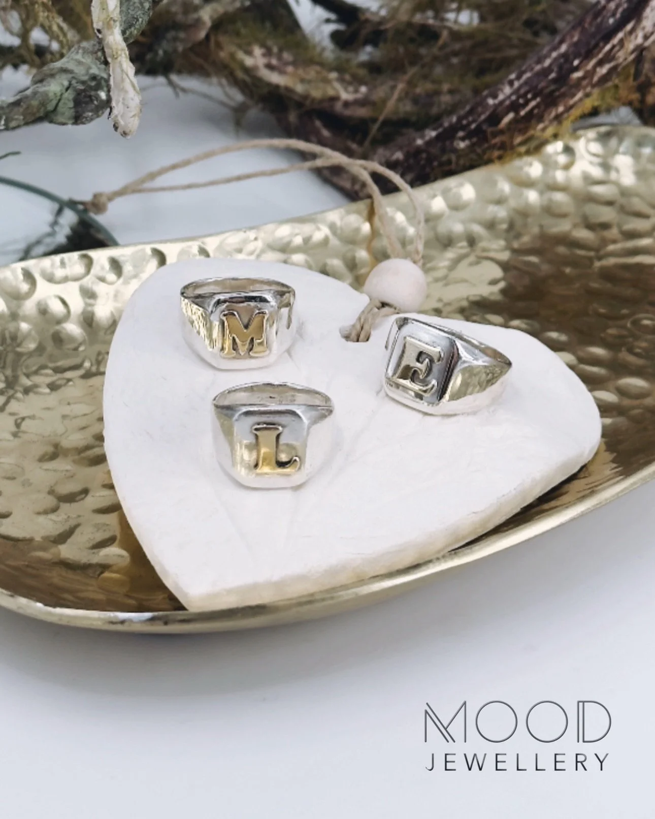 Com o DIA DA M&Atilde;E cada vez mais pr&oacute;ximo, relembro alguns dos an&eacute;is personalizados mais vendidos 😉 Todos os an&eacute;is com letra s&atilde;o feitos por encomenda e por isso demoram sempre cerca de 10 a 15 dias a estarem prontos p