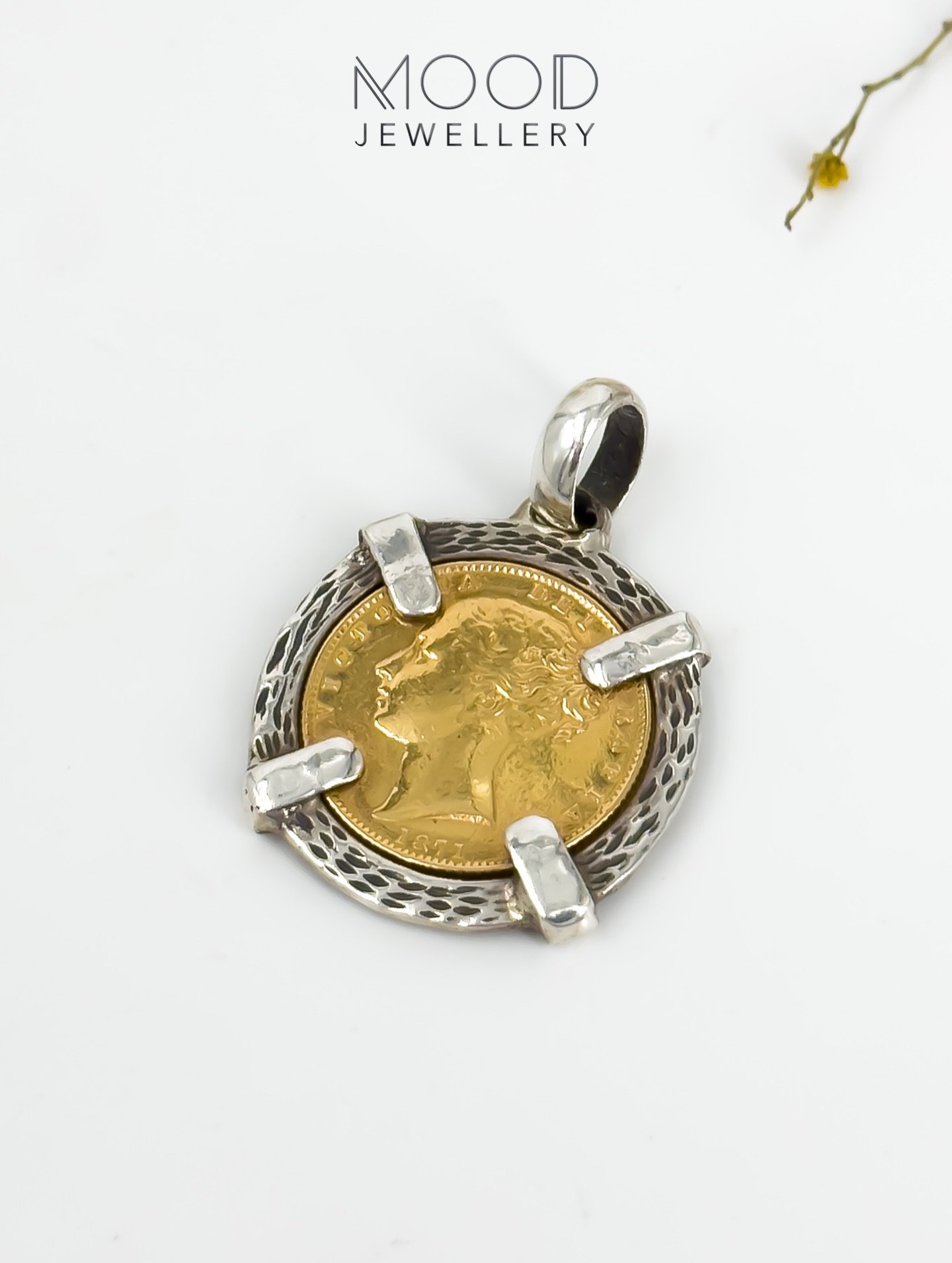 Transformar as heran&ccedil;as de fam&iacute;lia em pe&ccedil;as que usas todos os dias 🩷 
&hellip;
Tamb&eacute;m dispon&iacute;vel com imita&ccedil;&atilde;o de libra
&hellip;
🛒 www.moodjewellerystore.com 🛍️
&hellip;
📧 info.moodstore@gmail.com
O