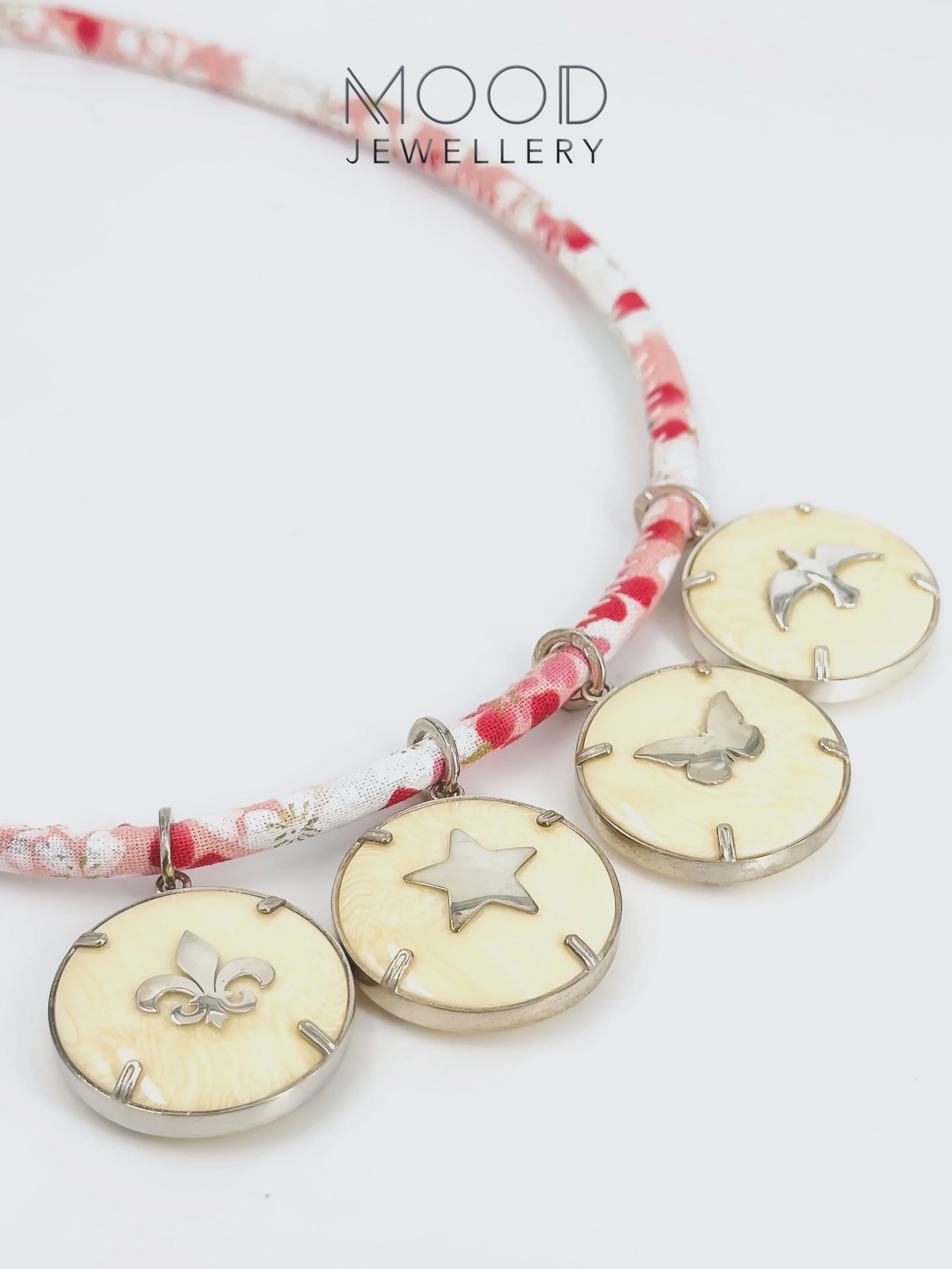 Medalhas de marfim vegetal e cord&otilde;es coloridos! 🩷
&hellip;
🛒 www.moodjewellerystore.com 🛍️
&hellip;
📧 info.moodstore@gmail.com
Ou 👉🏻 mensagem privada
...
Ponto de recolha no Porto:
@guerreiros.joias
&hellip;
#moodjewellerystore #madeinpo