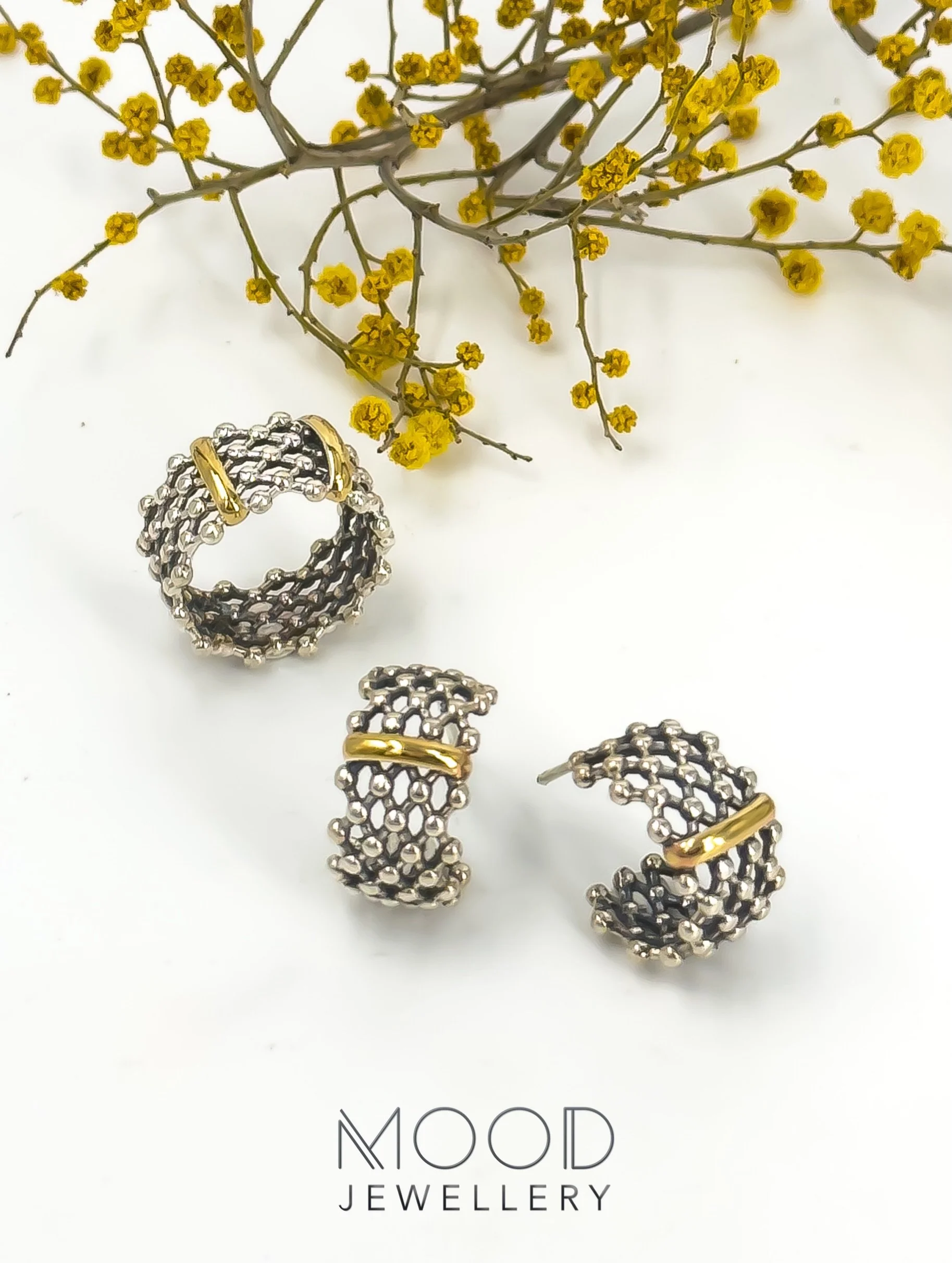 Leve, elegante e discreto! 🫶🏻 
Conjunto em prata e ouro para fechar o m&ecirc;s de Abril! 🌼
&hellip;
🛒 www.moodjewellerystore.com 🛍️
&hellip;
📧 info.moodstore@gmail.com
Ou 👉🏻 mensagem privada
...
Ponto de recolha no Porto:
@guerreiros.joias
&