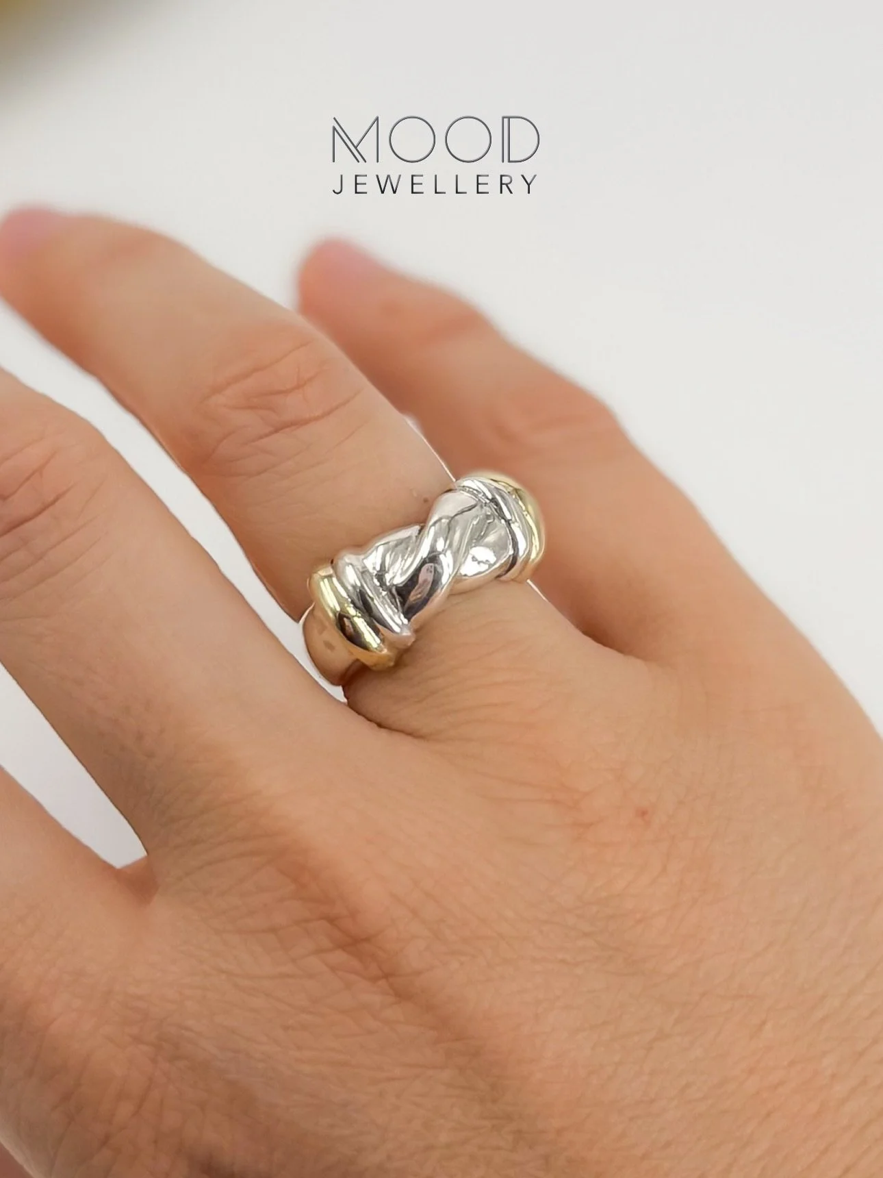 Este foi diretamente para o top de vendas! 😉
💙 perfeito para os dias mais quentes!
Daqueles que nunca mais se tiram do dedo&hellip;🫶🏻
&hellip;
🛒 www.moodjewellerystore.com 🛍️
&hellip;
📧 info.moodstore@gmail.com
Ou 👉🏻 mensagem privada
...
Pon