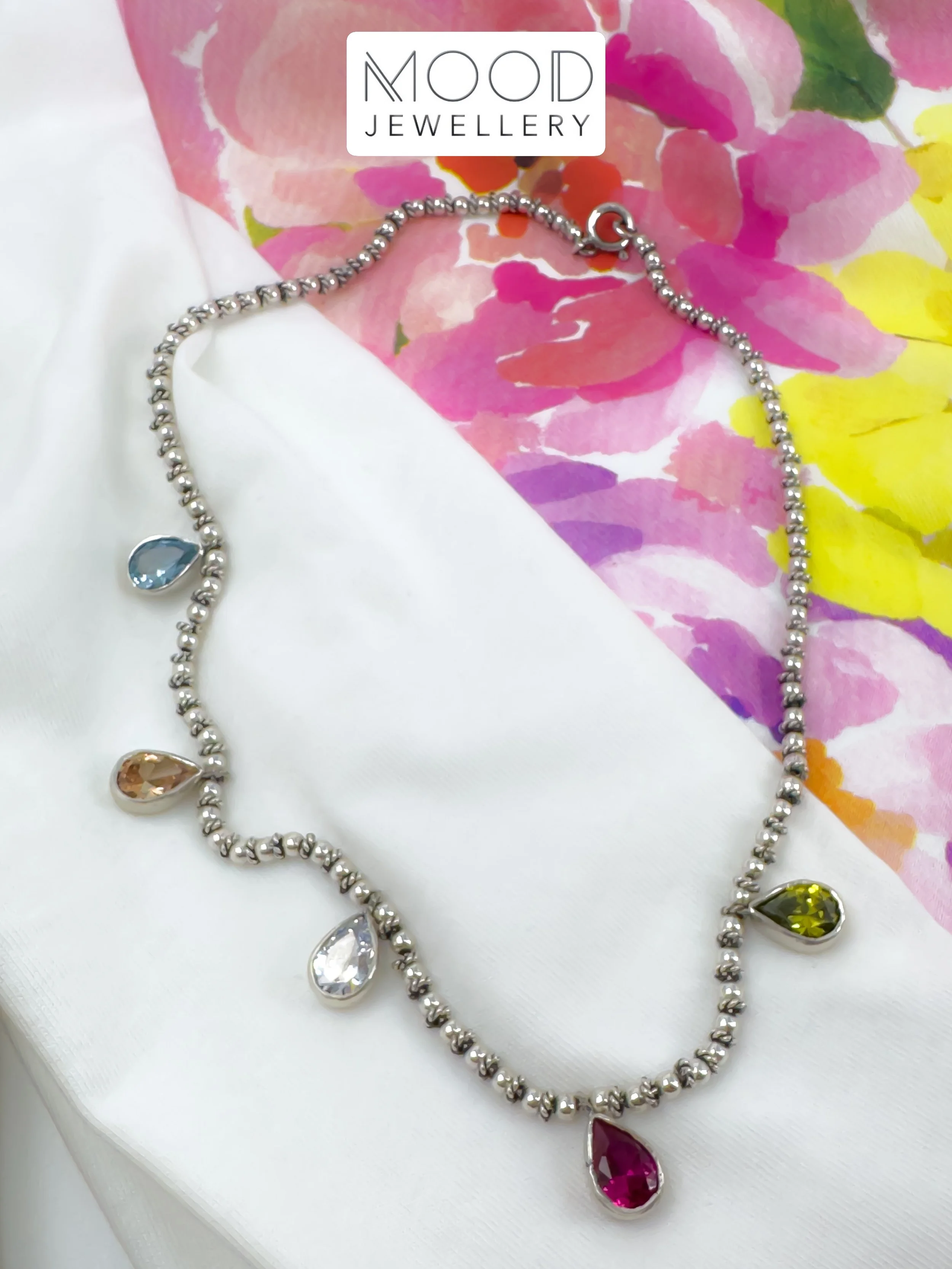 Chegou! 🫶🏻 o colar que vai acompanhar todas as tend&ecirc;ncias de cor! Apaixonada por este! J&aacute; est&aacute; dispon&iacute;vel na loja on-line! 🩵💛🤍🩷💚 Digam-me o que acham nos coment&aacute;rios! Trocavam as cores? Faziam cor a combina&cc