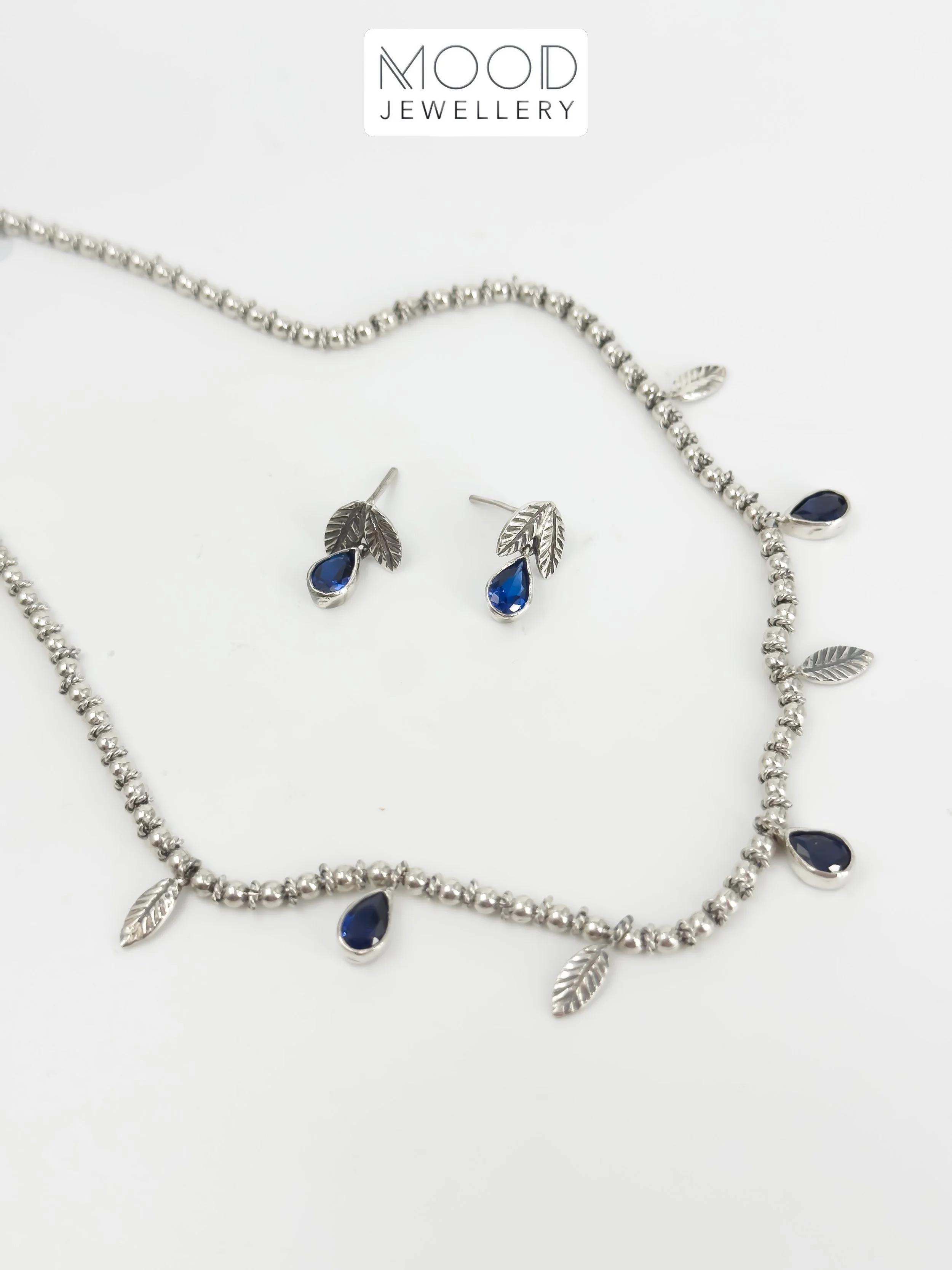 Azul safira! 💙 discreto e maravilho para o dia-a-dia! 
Dispon&iacute;vel na loja on-line 😉
&hellip;
Brincos - https://www.moodjewellerystore.com/loja/p/brincos-folhinhas-e-gotas-orvalho-azul-safira
Colar - https://www.moodjewellerystore.com/loja/p/
