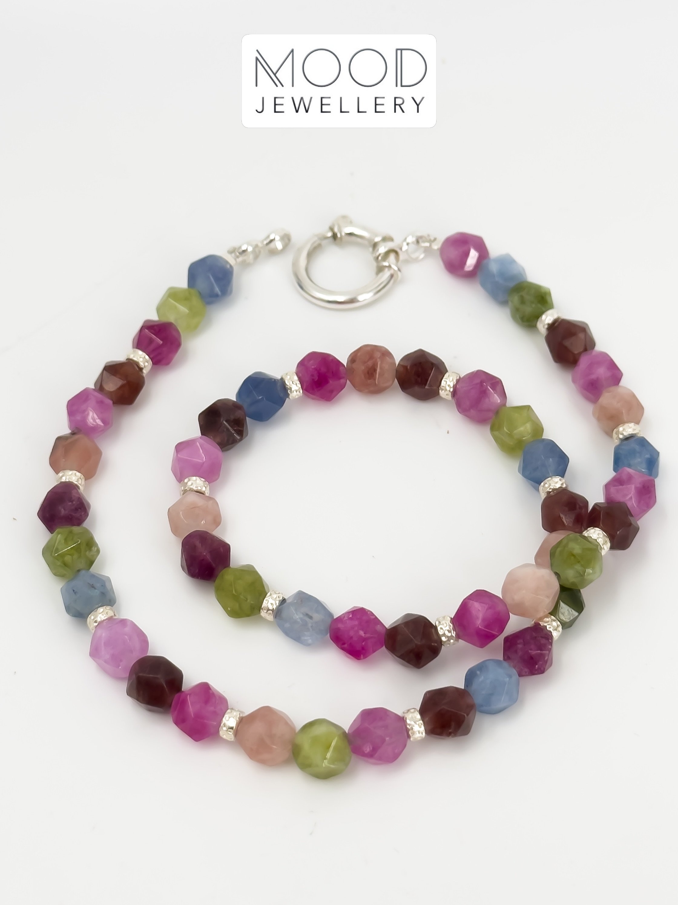 Turmalinas!!! O cl&aacute;ssico de sempre&hellip;colar b&aacute;sico para todas as esta&ccedil;&otilde;es e todas as tend&ecirc;ncias de cor! 😉 a Moda muda, o estilo &eacute; sempre teu! 🩷
&hellip;
🛒 www.moodjewellerystore.com 🛍️
&hellip;
📧 info