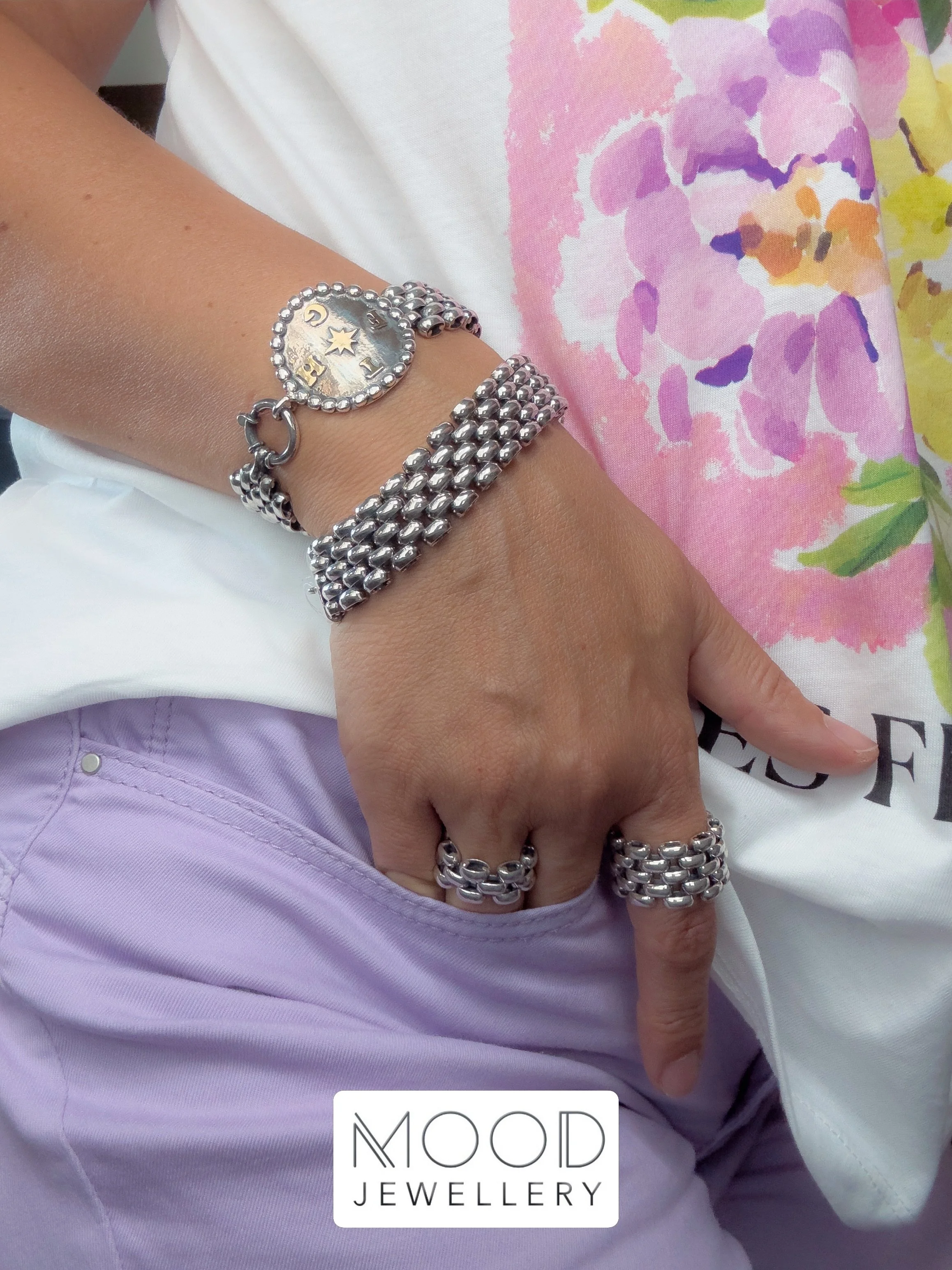 O que acham destes an&eacute;is novos em malha rolex male&aacute;vel? 🔝 super confort&aacute;veis e leves. Nem se sentem no dedo! 🤭😉
&hellip;
🛒 www.moodjewellerystore.com 🛍️
&hellip;
📧 info.moodstore@gmail.com
Ou 👉🏻 mensagem privada
...
Ponto