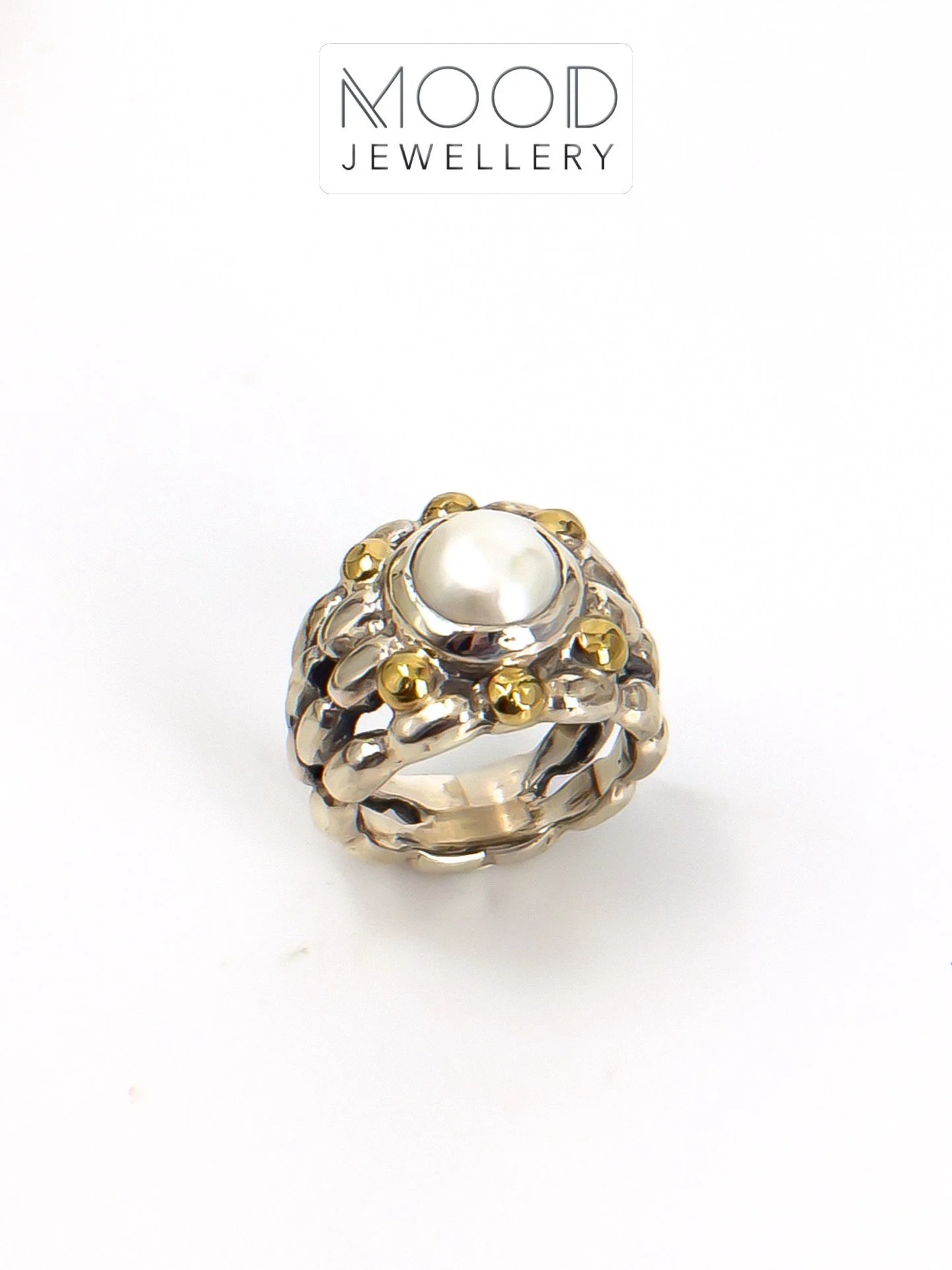 J&aacute; fizemos este anel com tantas pedras diferentes&hellip;mas com p&eacute;rola roubou o nosso cora&ccedil;&atilde;o! &hearts;️ 
&hellip;
🛒 www.moodjewellerystore.com 🛍️
&hellip;
📧 info.moodstore@gmail.com
Ou 👉🏻 mensagem privada
...
Ponto 