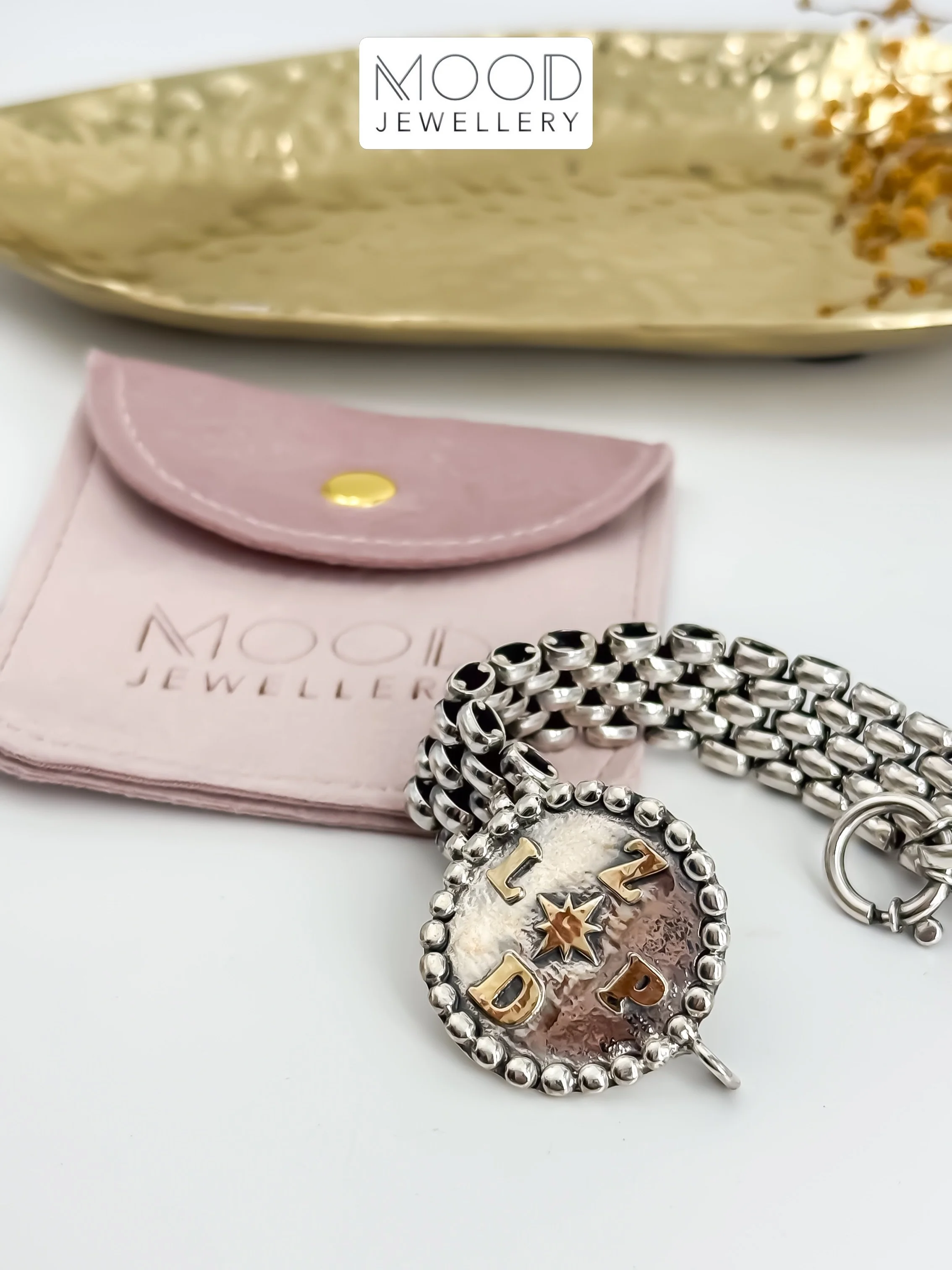 Mais uma rosa dos ventos que segue caminho&hellip;🥰 
Brevemente na loja on-line 🛍️
&hellip;
🛒 www.moodjewellerystore.com 🛍️
&hellip;
📧 info.moodstore@gmail.com
Ou 👉🏻 mensagem privada
...
Ponto de recolha no Porto:
@guerreiros.joias
&hellip;
#m