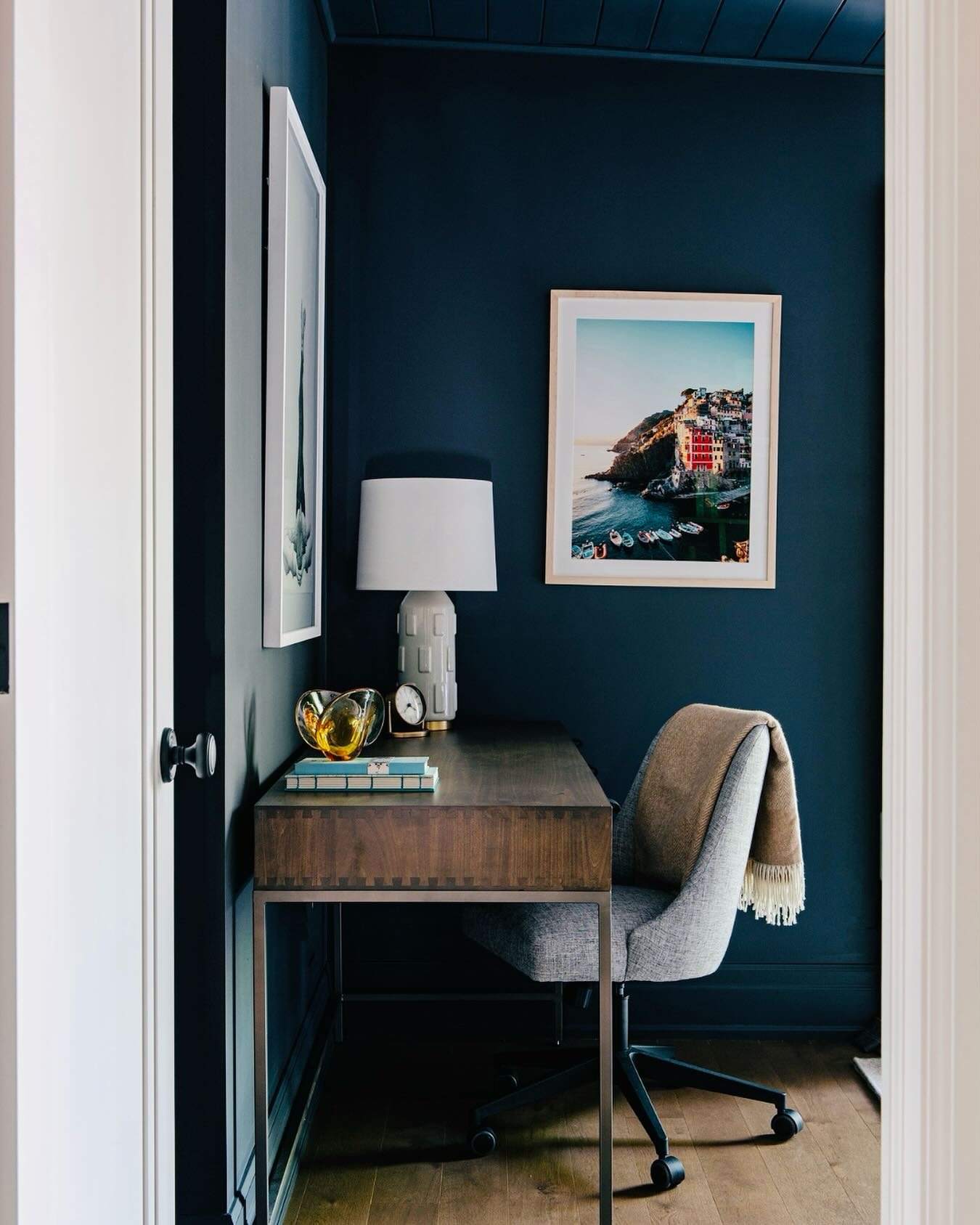 B L U E  N O T E

That&rsquo;s the paint colour we used in the den of our Salisbury project. Much like the old lady talking about hot sauce, we put that sh*t on everything!

Long live colour drenching!

 

📸 @mike_chajecki 

#i̇nteriordesignlovers #