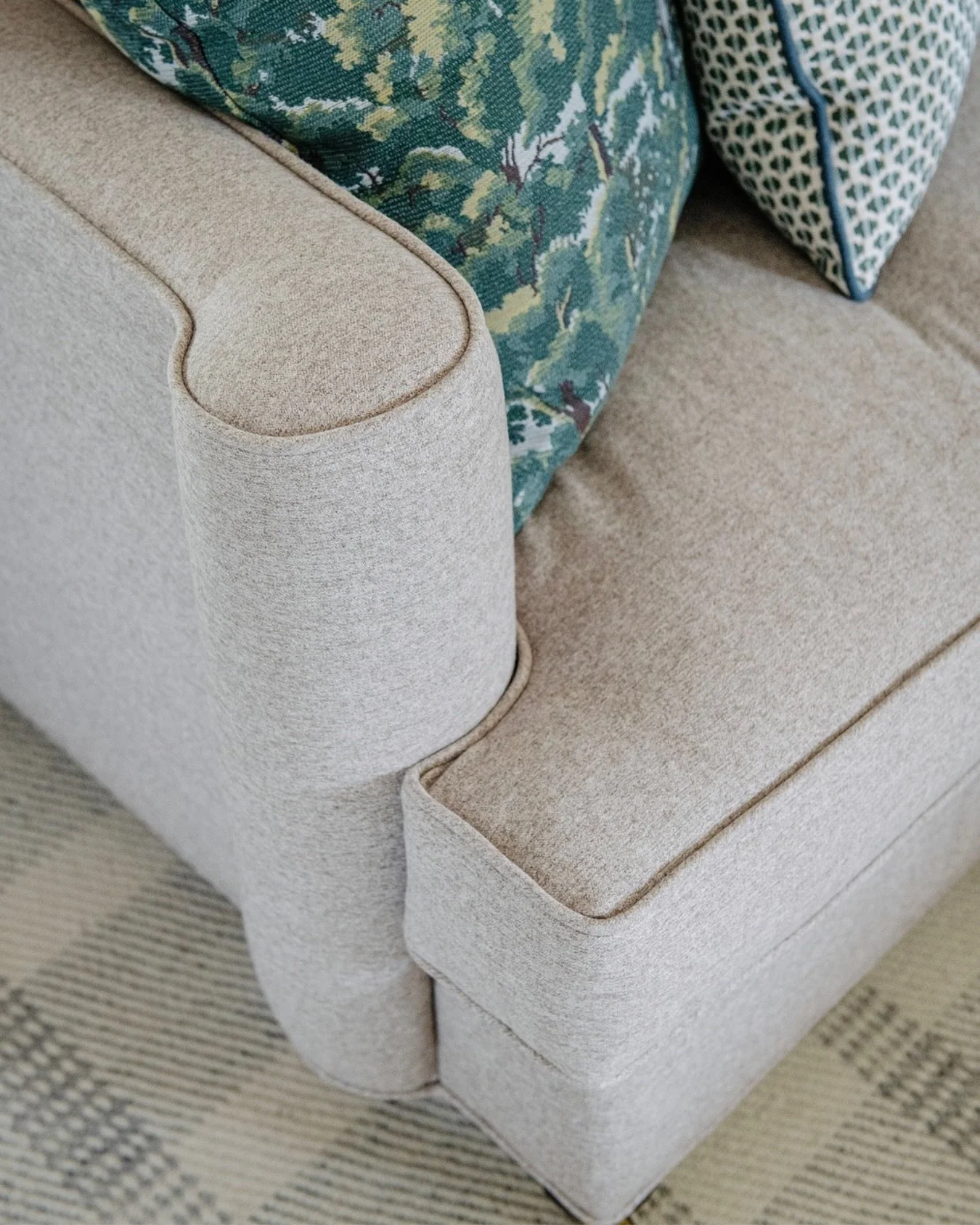 C U R V Y
We love the scroll arm detail on this sofa. It’s a nod to traditional design that’s subtle enough for a contemporary space. The perfect detail!
@greshamhouse 
📸 @mike_chajecki