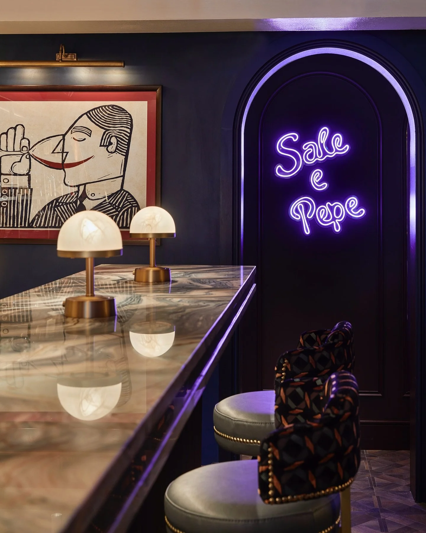 Take your seat at the bar in Knightsbridge after dark: soft romantic lighting, classic Italian pours, conversations that linger. The bar at Sale e Pepe, since 1974. Join us for aperitivo.