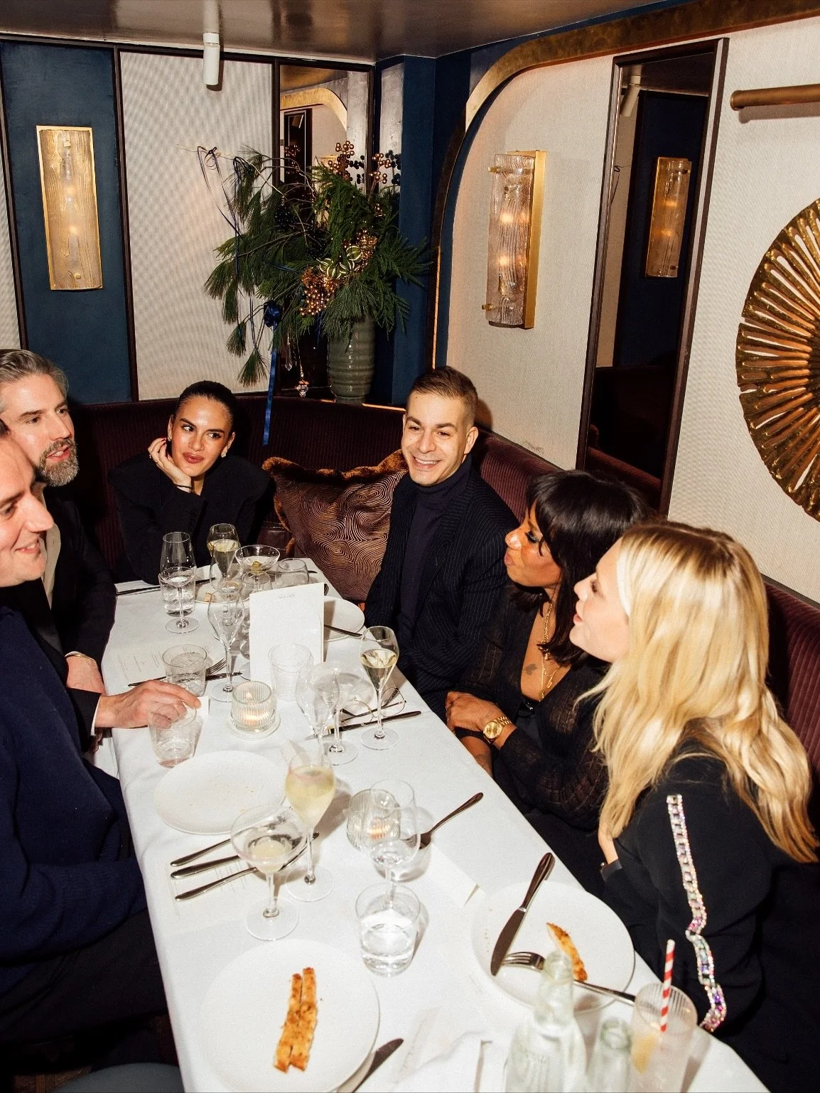 The kind of room where dinner turns into something more.

Good food, better wine, and no rush to leave the table.