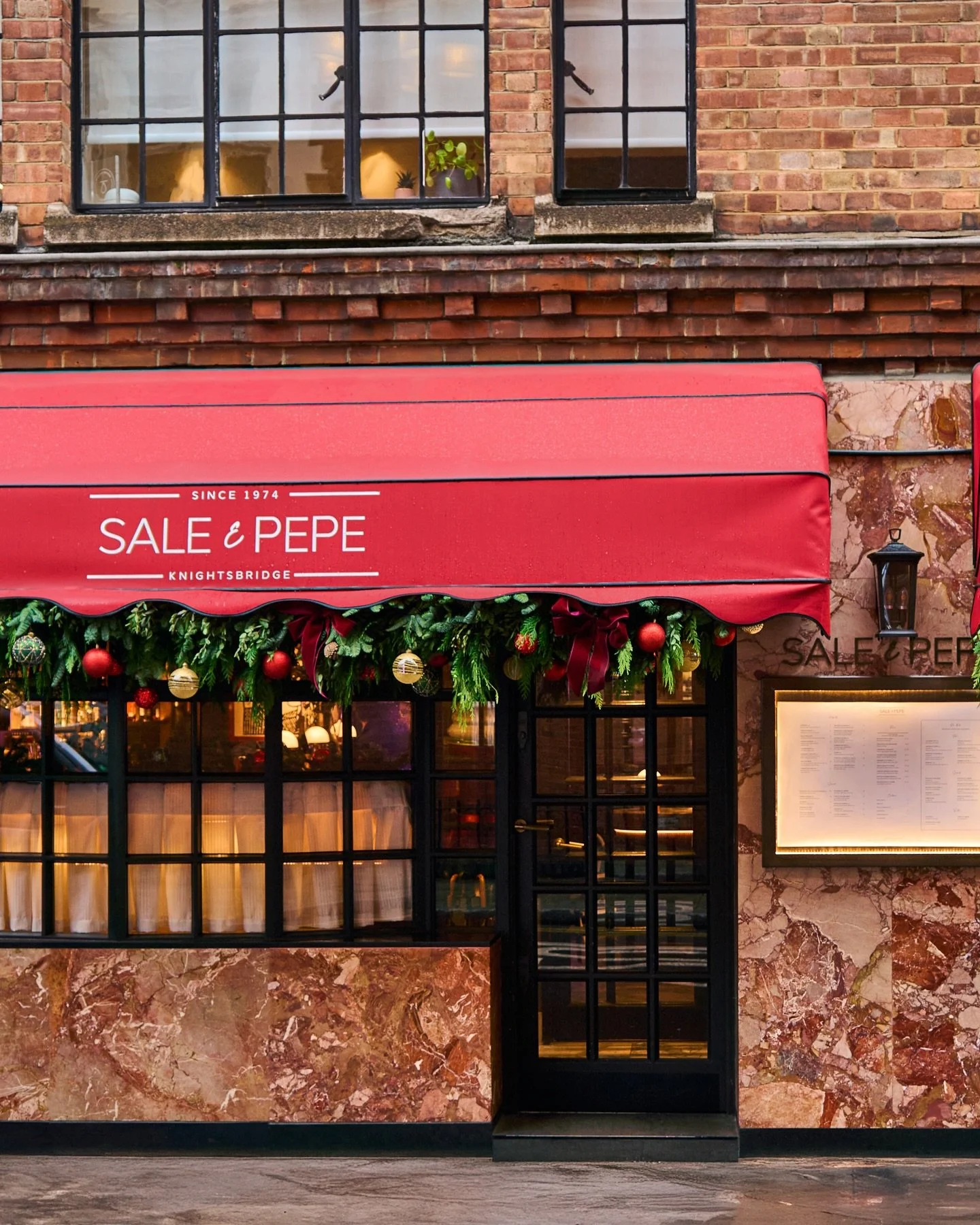 December nights at Sale e Pepe. A couple of drinks, plates to share, and one last toast before you go.

Ci vediamo stasera.