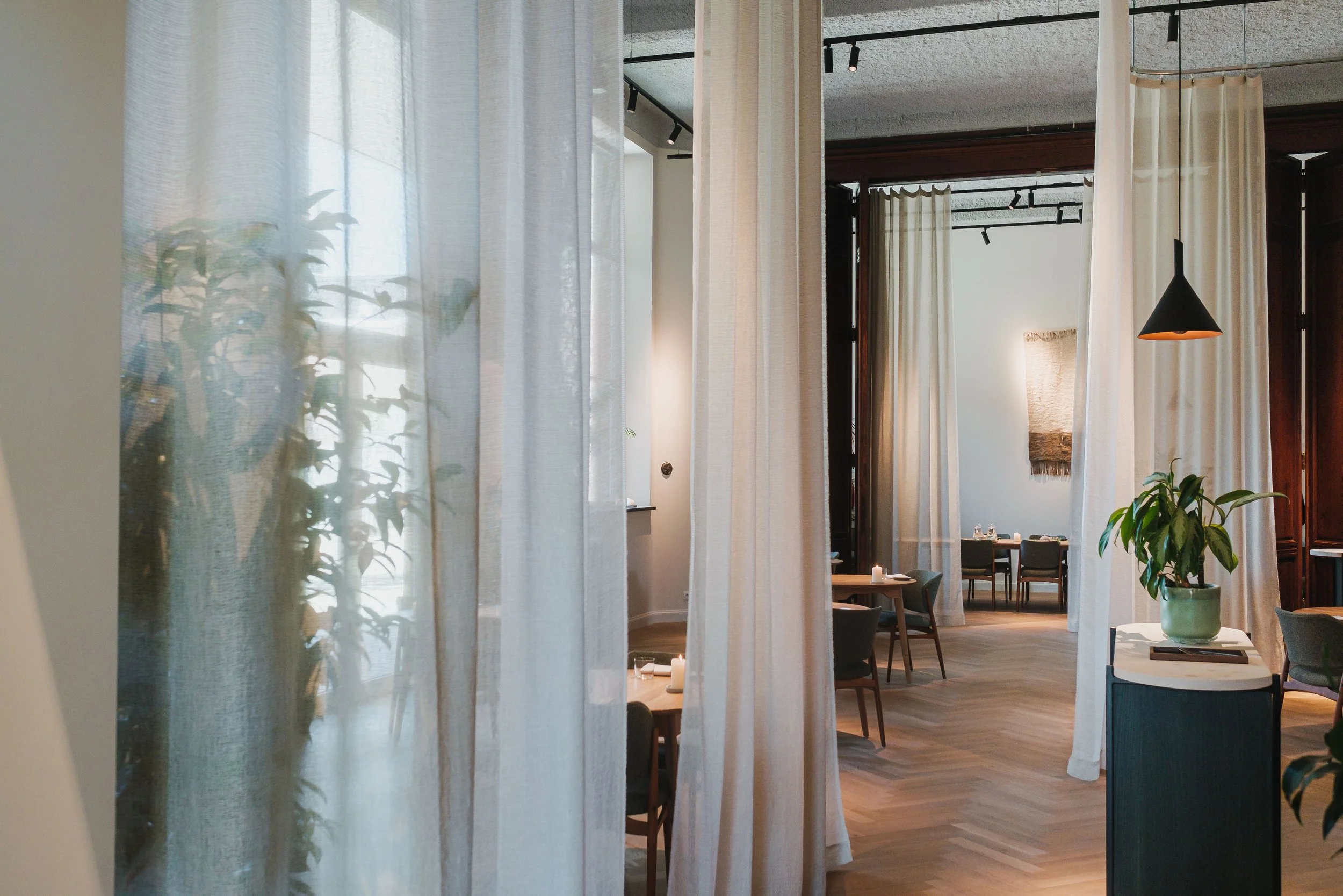 Reportage van een restaurant overzichtsfoto Neon Lier.jpg