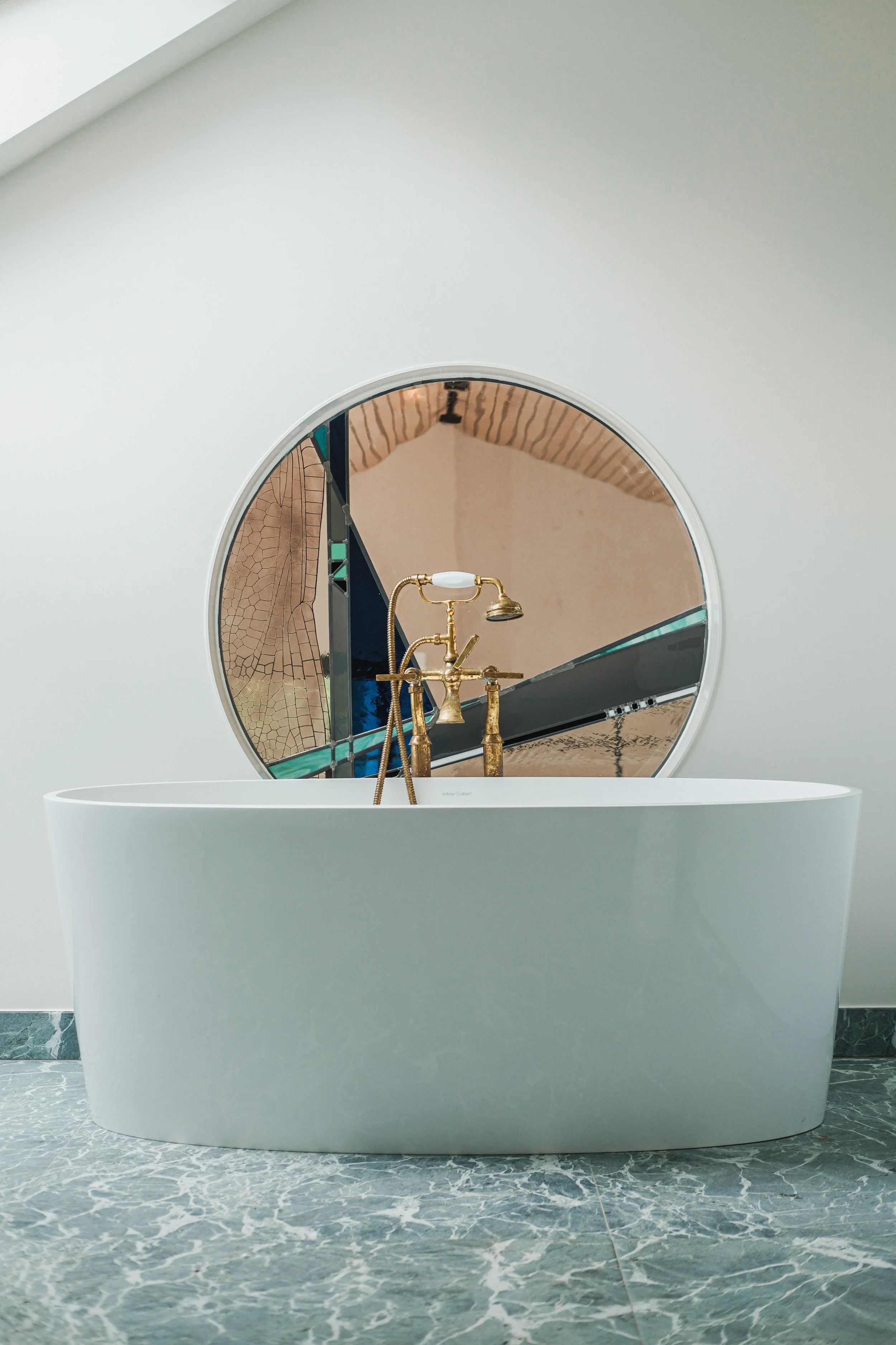Interieurreportage marmeren badkamer met glasraam Sint-Niklaas.jpg