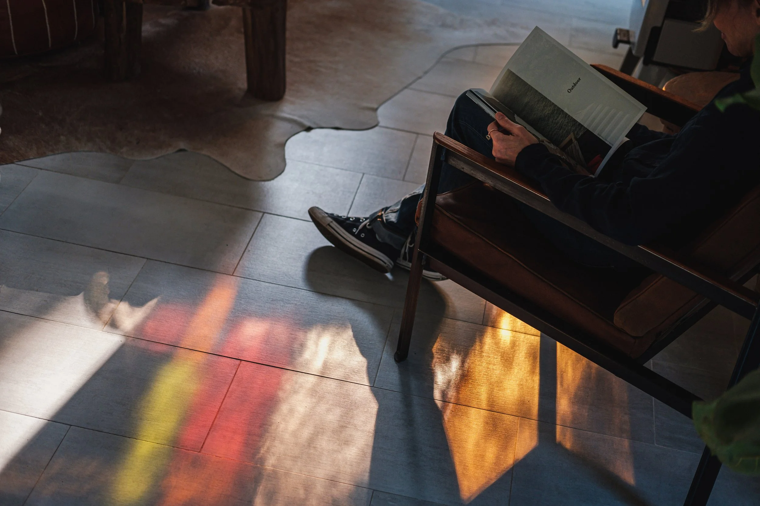 Lichtspel van glasraam op de grond Leuven.jpg