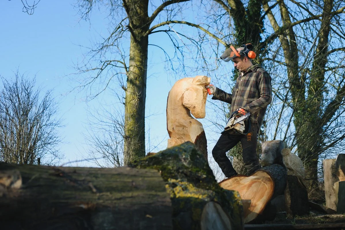 Wideshot en portret van een kunstenaar.jpg