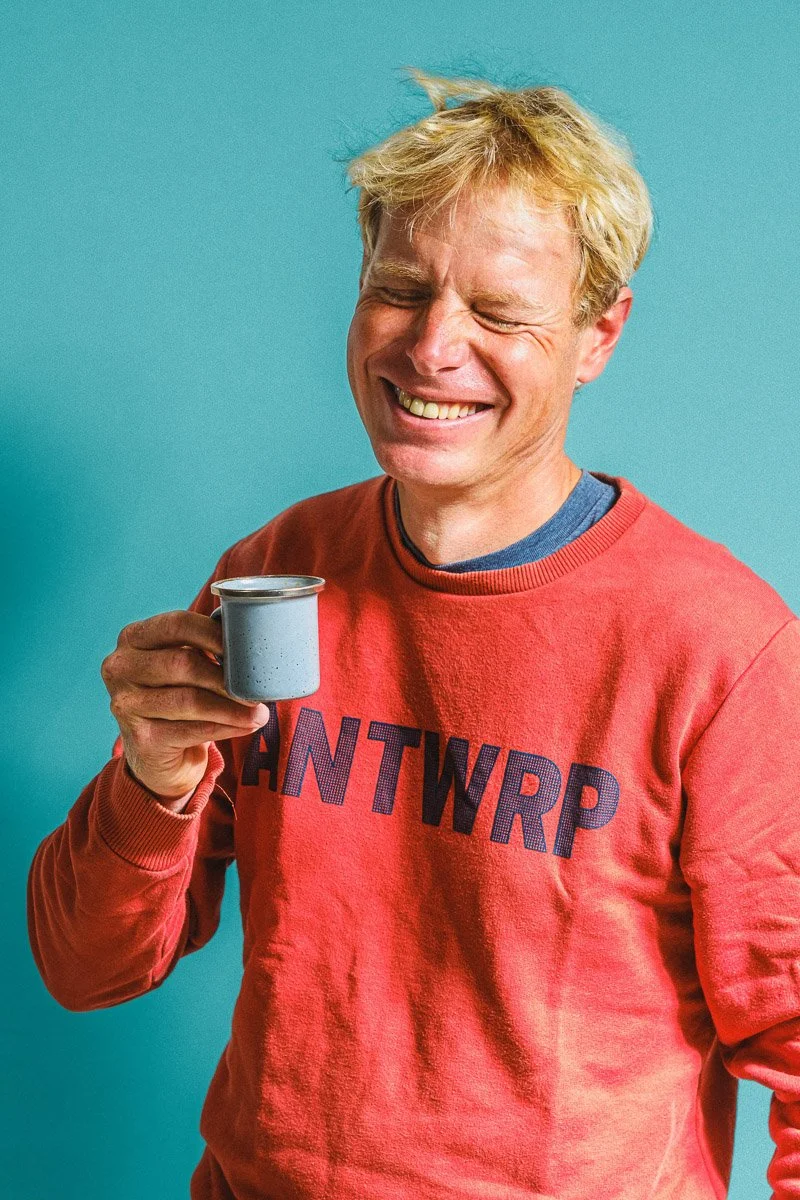Lachende man met theekopje portret van Ray & Jules.jpg