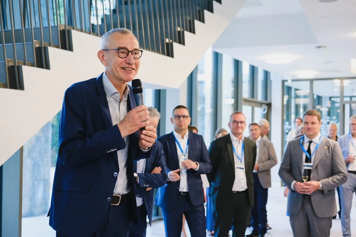 Minister Vandenbroucke spreekt mensen aan op het openingseven van het AZ Diest.jpg