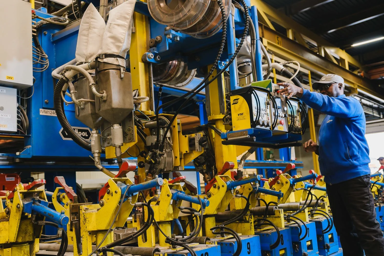 Overzichtsfoto van een robotlasparaat in een industriële setting Lies.jpg