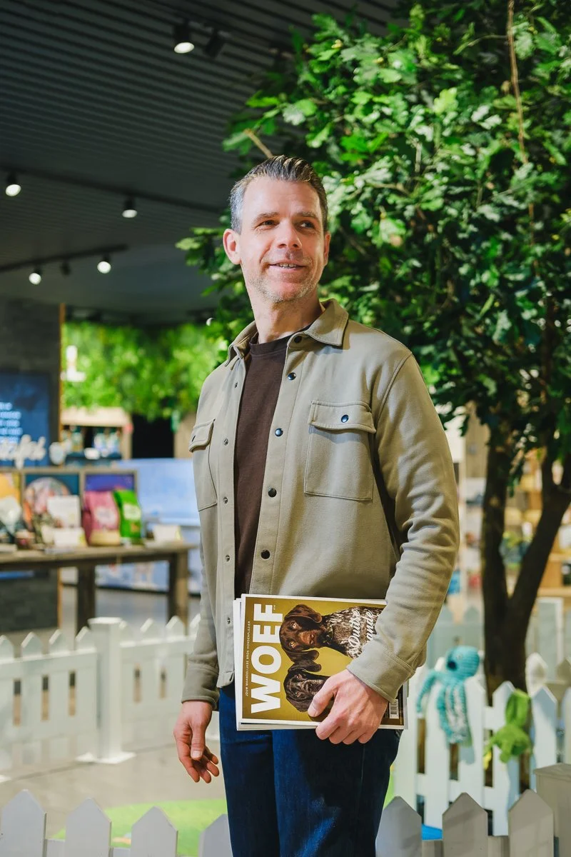 Locatieportret van kevin Massart in de dierenwinkel in Herentals.jpg