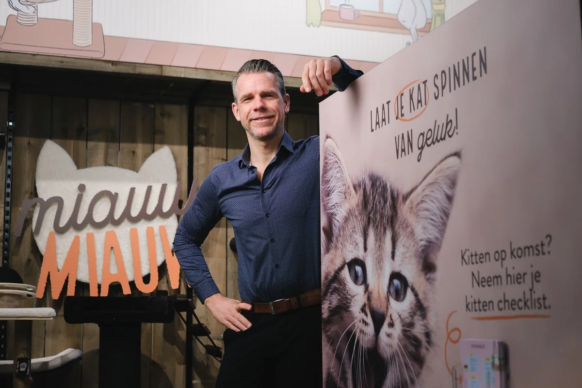Locatieportret van kevin Massart in de dierenwinkel in Herentals.jpg