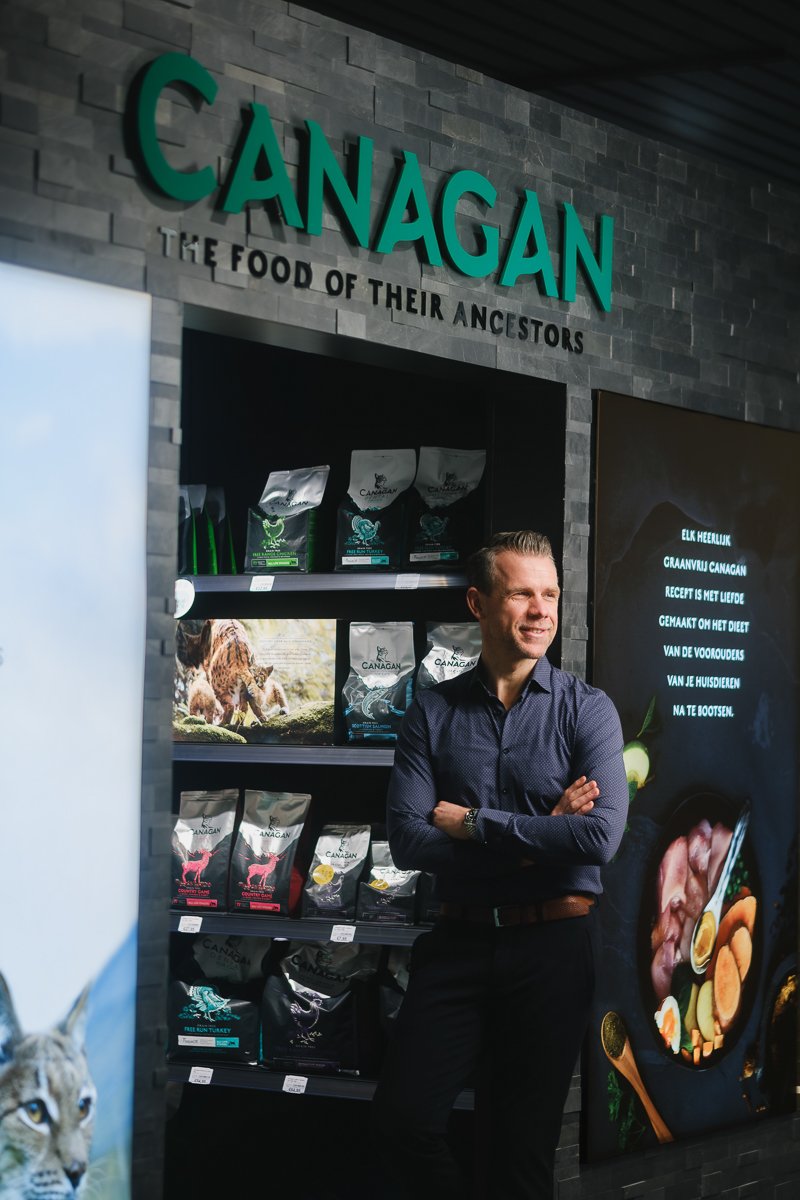 Locatieportret van kevin Massart in de dierenwinkel in Herentals-2.jpg