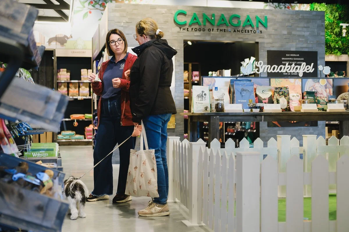 Fotografie van de winkelmedewerkerst van Cats & Dogs in Balen.jpg
