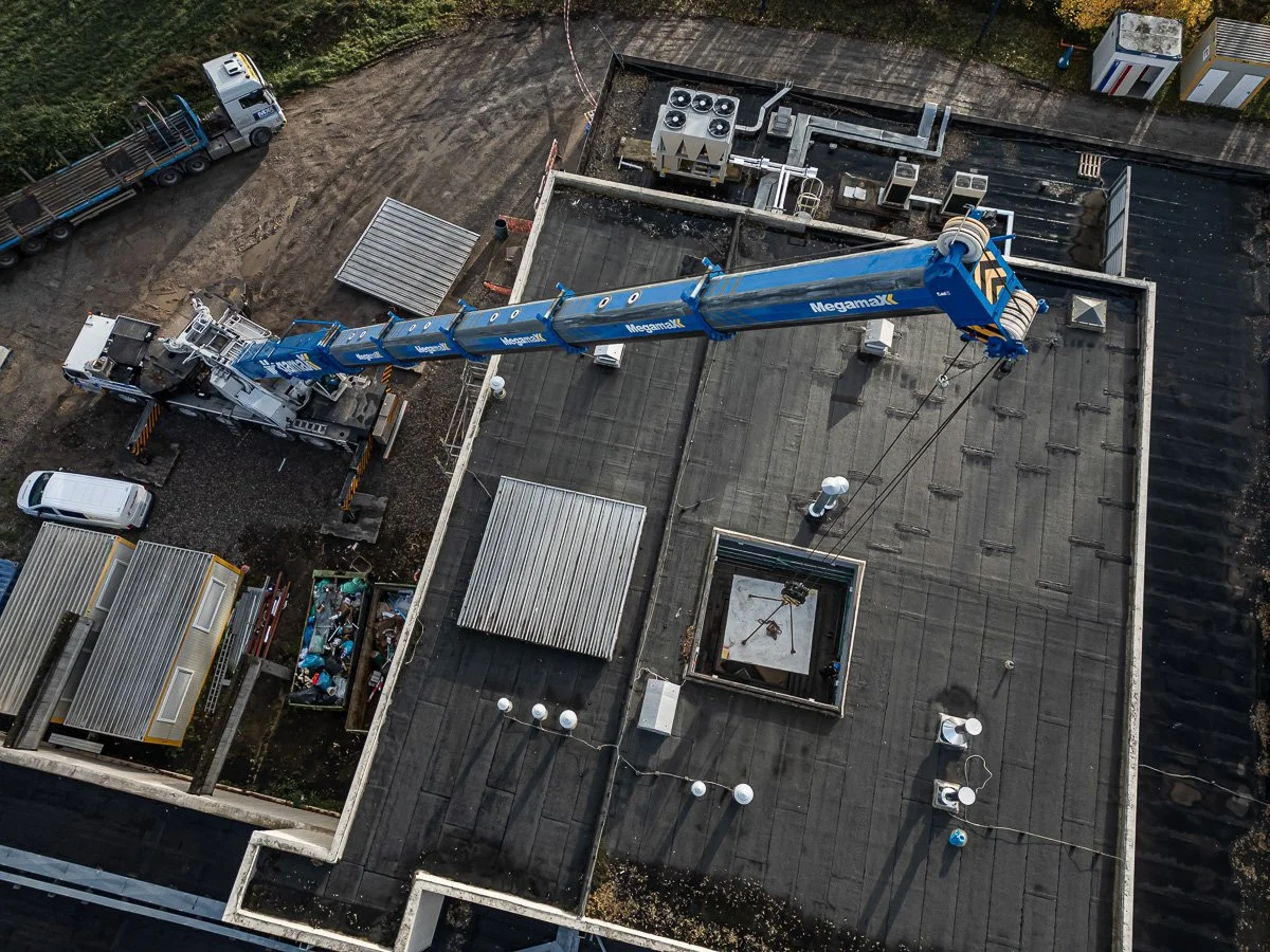 Dronefoto plaatsing Cyclotron door GE in Seneffe.jpg