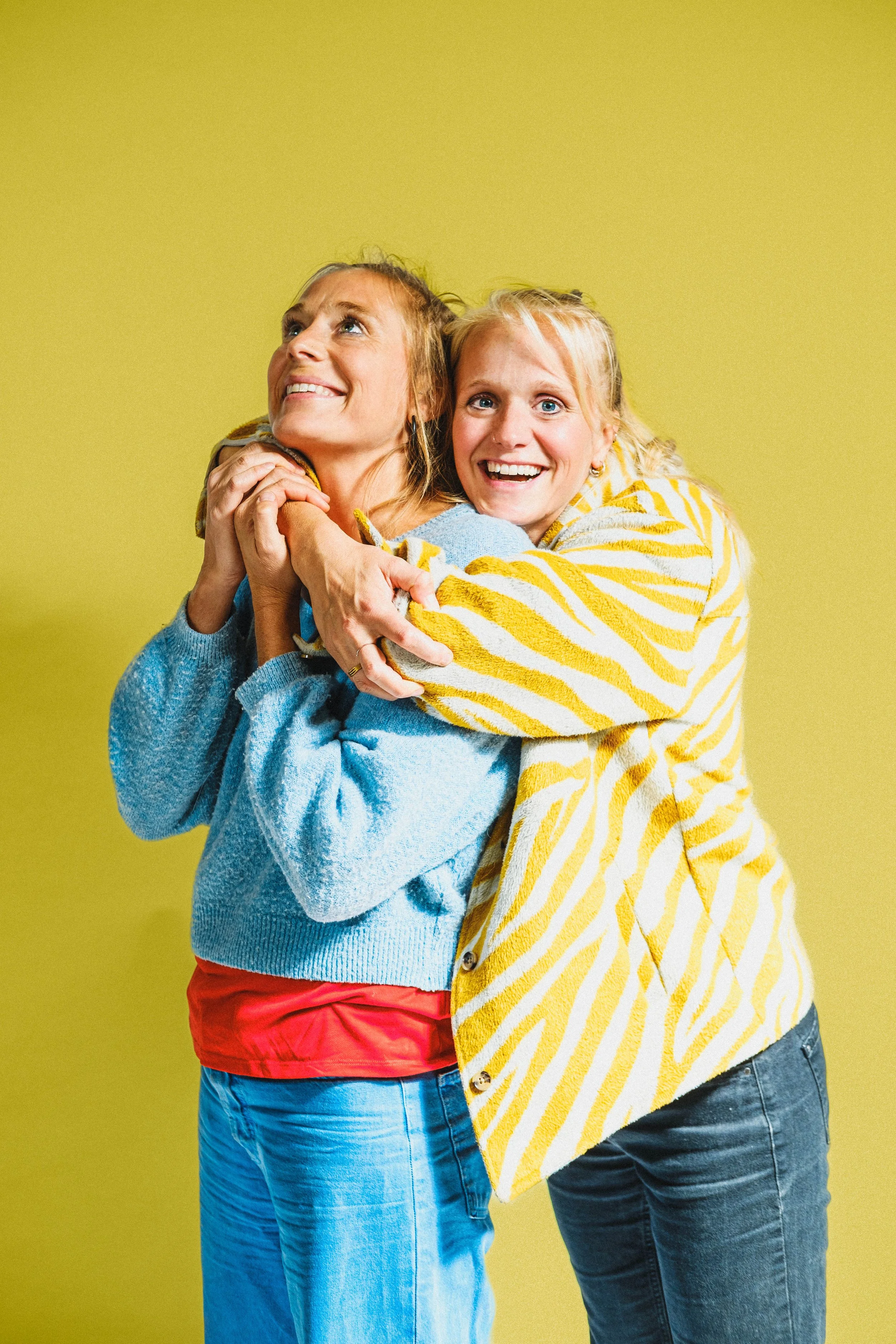Duofoto van Sarah en Lieze van Ray & Jules die poseren voor een speels portret.
