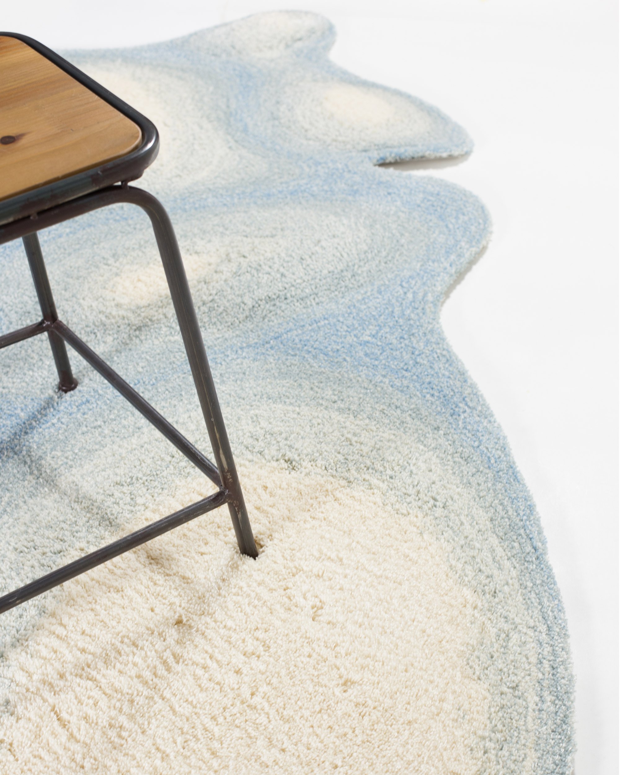 SNÖ Mini. Rug Small Studio with stool.