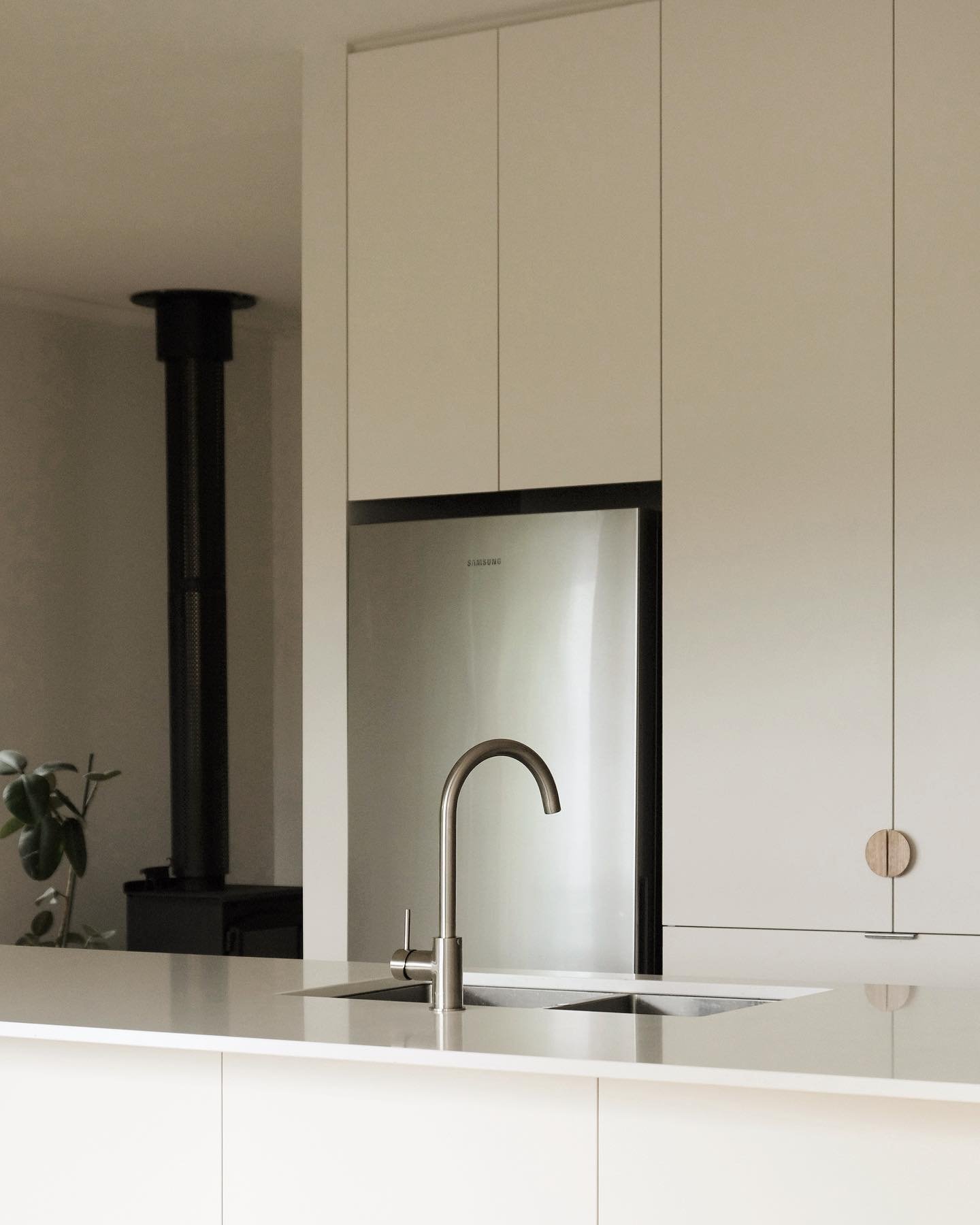 A warm and minimal view of our recently completed kitchen.

-
-
-

#architecture #interiordesign #design #oak #kitchen #kichendesign #alexhuntarchitecture #laminex
