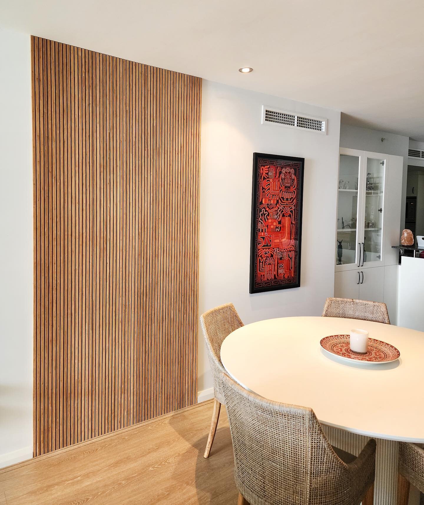 Love this install in our customer's Perth City apartment today! 

A small section of our bamboo cladding has defined the dining space from the kitchen and ties in perfectly with the flooring and furnishings 👌🏻

Profile: Linear6
Colour: Natural
Inst