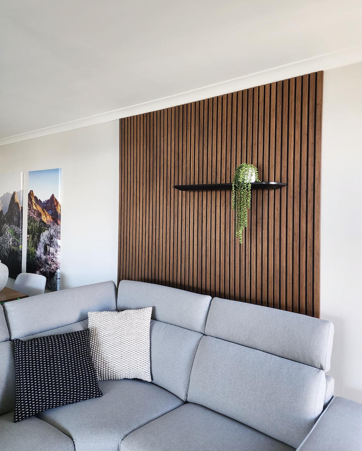 The combination of rich Walnut with a stand-out black groove makes our bamboo panelling pop as a focal point in this customers living room.
Once again demonstrating that less can absolutely be more! 🔥 

Always a pleasure working with @alanaointerior