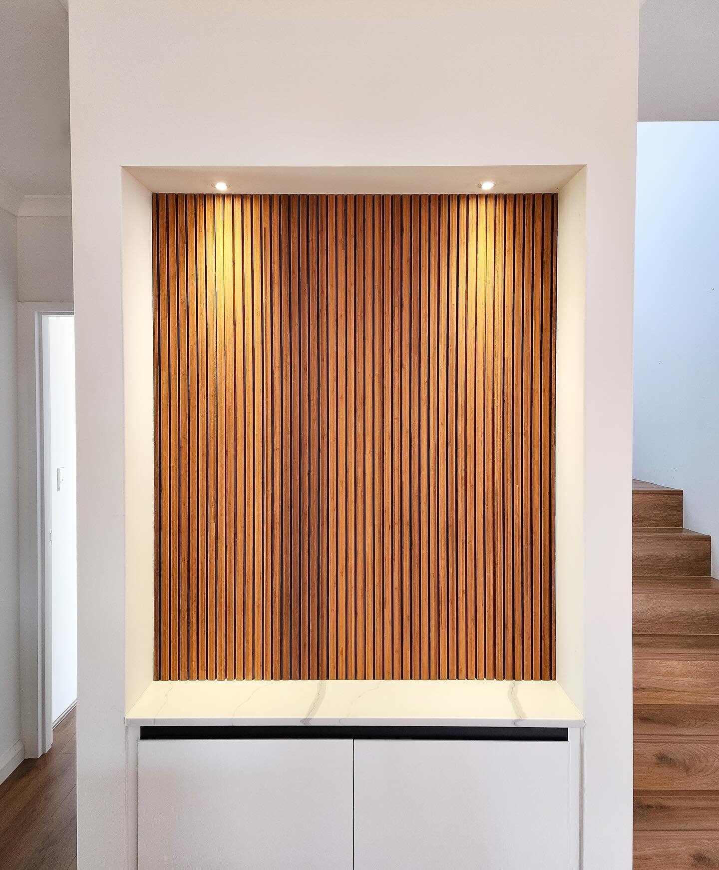 Got a little nook you want to turn into a focal point in your home? 

Our bamboo can help gives small space big impact 👊🏻 

Profile: Linear 6
Colour: Teak
Installer: @kayudesignco