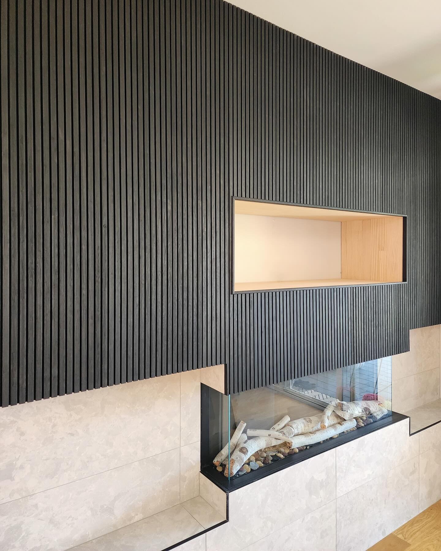 Another beautiful fireplace surrounded by our ever popular black bamboo panelling 🔥 

You can view our full range, on display in our Osborne Park showroom. 
Open 6 days a week. 

Profile: Linear 6
Colour: Black
Installer: @kayudesignco