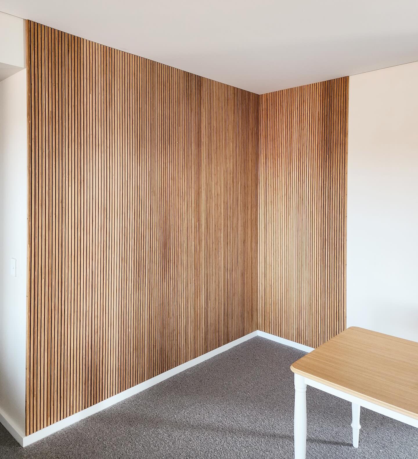 Our beautiful bamboo ready to transform this dining room. 

Another great example that by not covering all walls, you can create depth and defined sections within your home!

Profile: Linear6
Colour: Natural
Installer: @kayudesignco